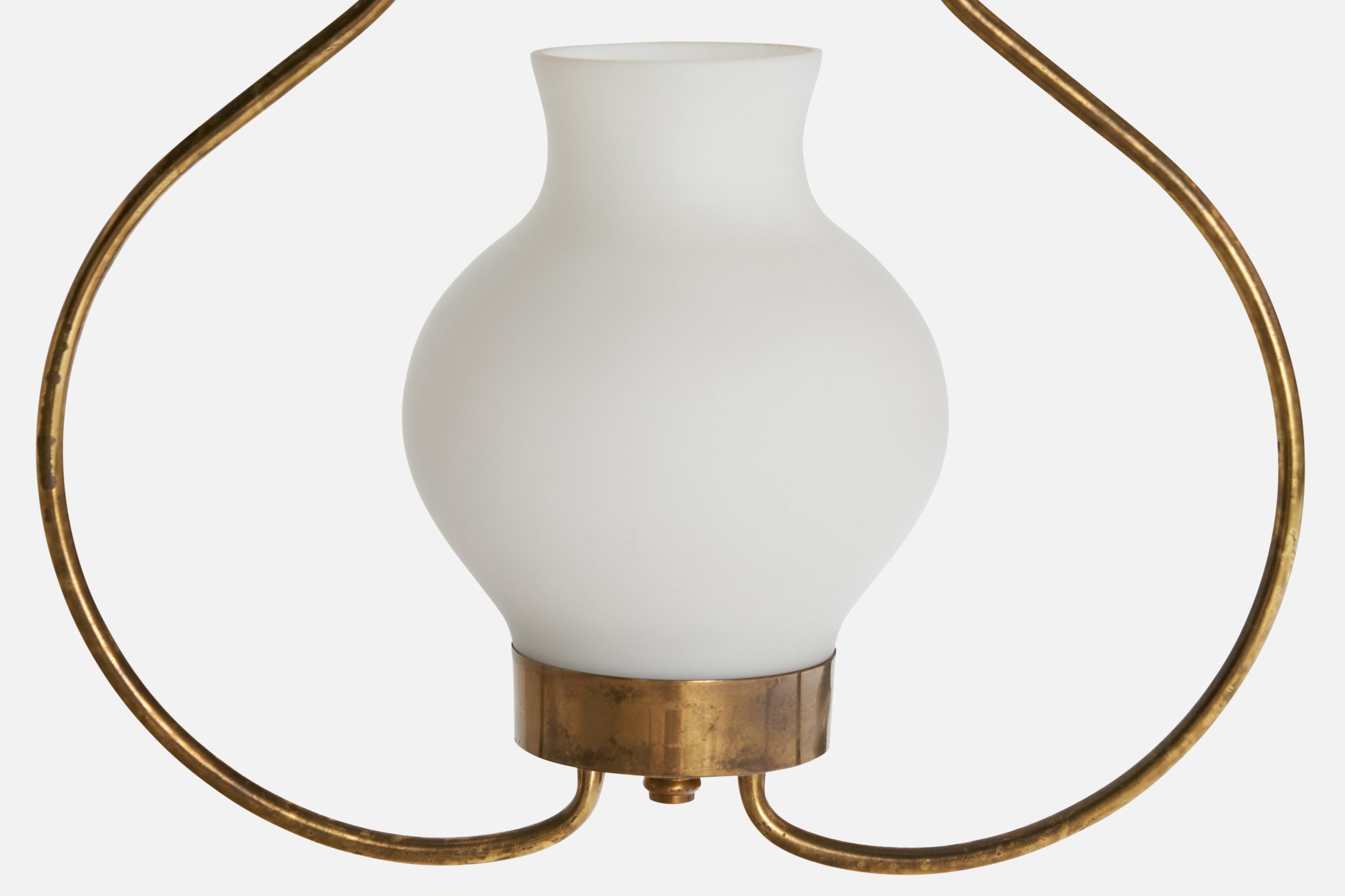 Metà XX secolo Designer svedese, lampada a sospensione, ottone, vetro, Svezia, anni '1940 in vendita