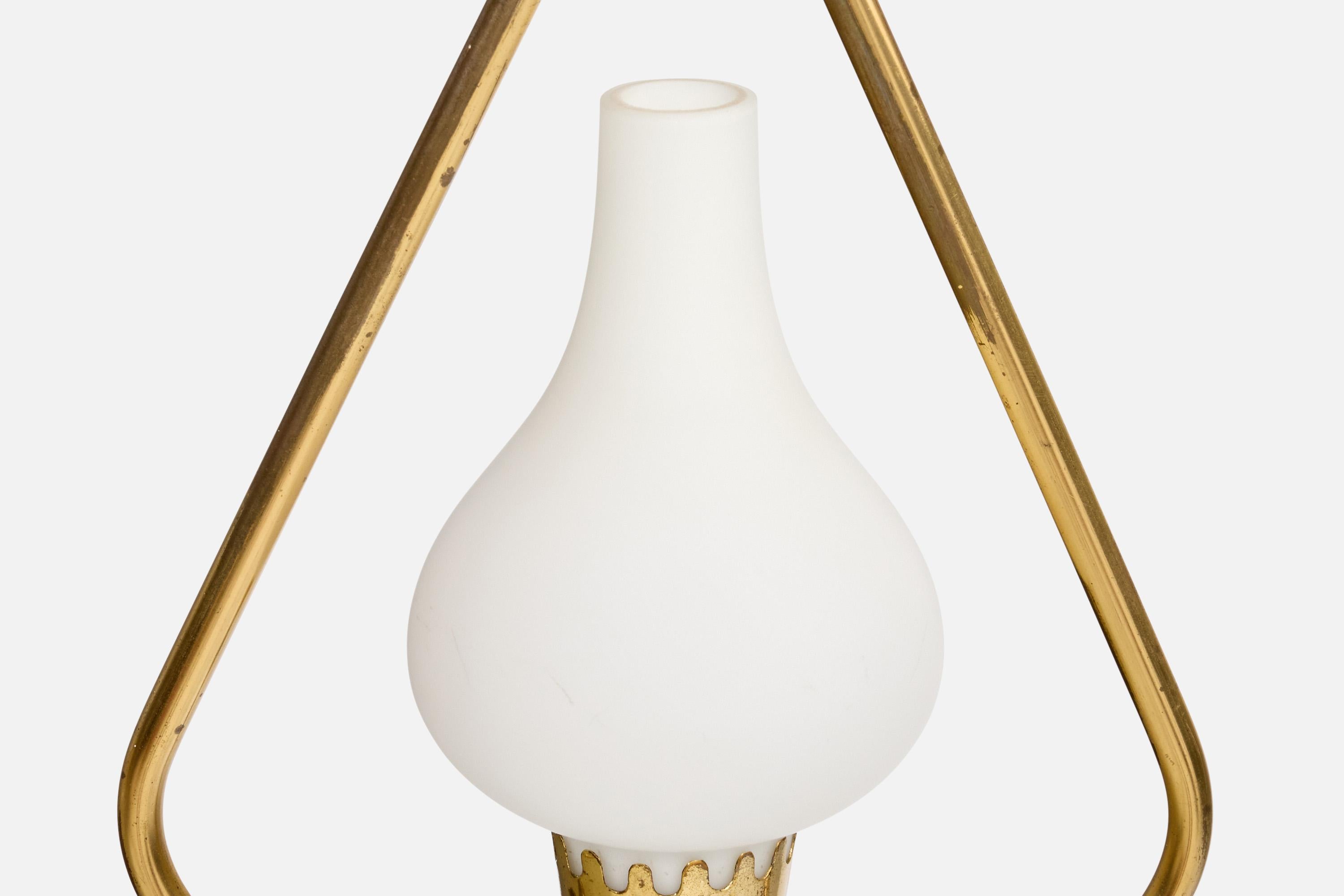 Metà XX secolo Designer svedese, lampada a sospensione, ottone, vetro, Svezia, anni '1940 in vendita