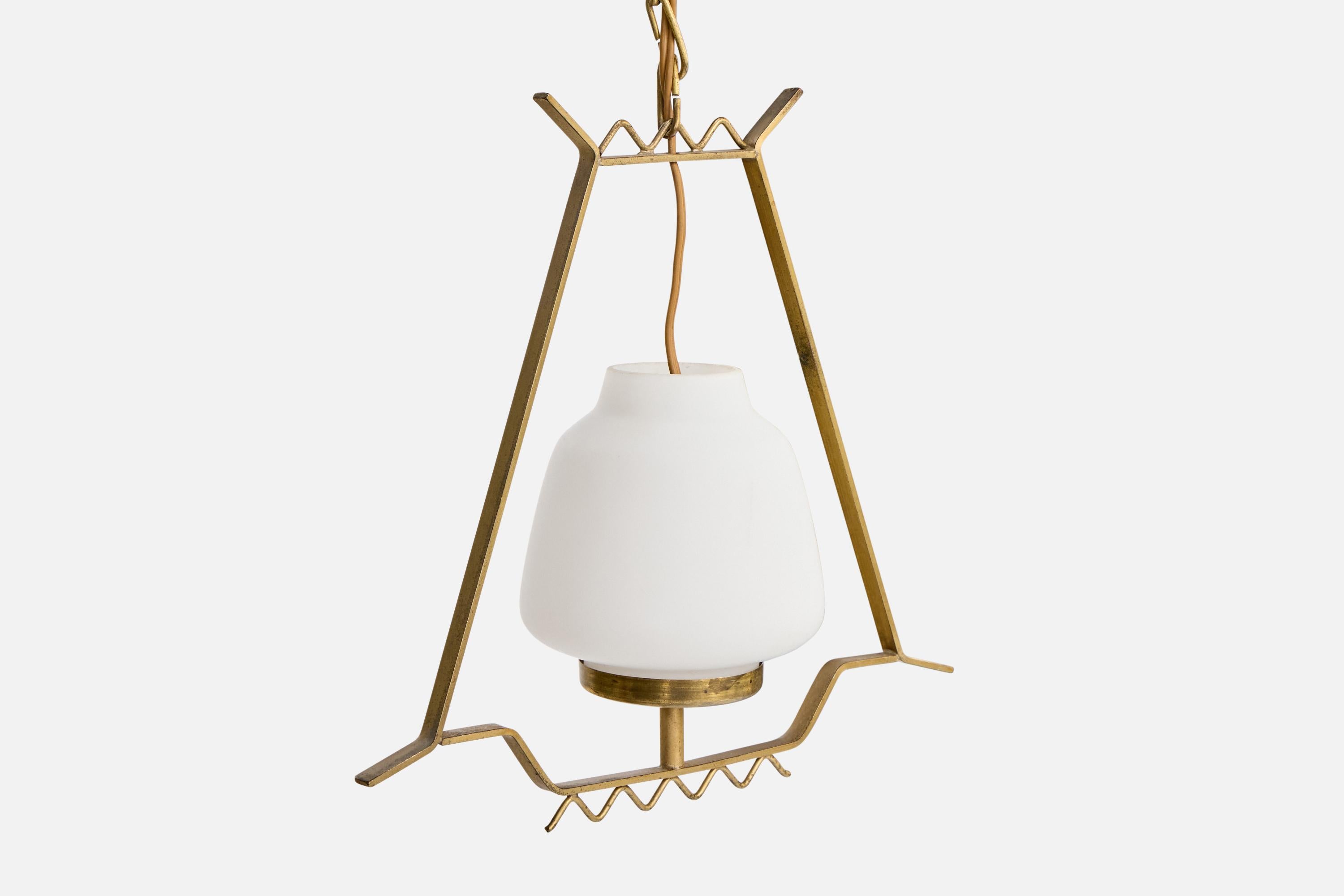 Metà XX secolo Designer svedese, lampada a sospensione, ottone, vetro, Svezia, anni '1940 in vendita