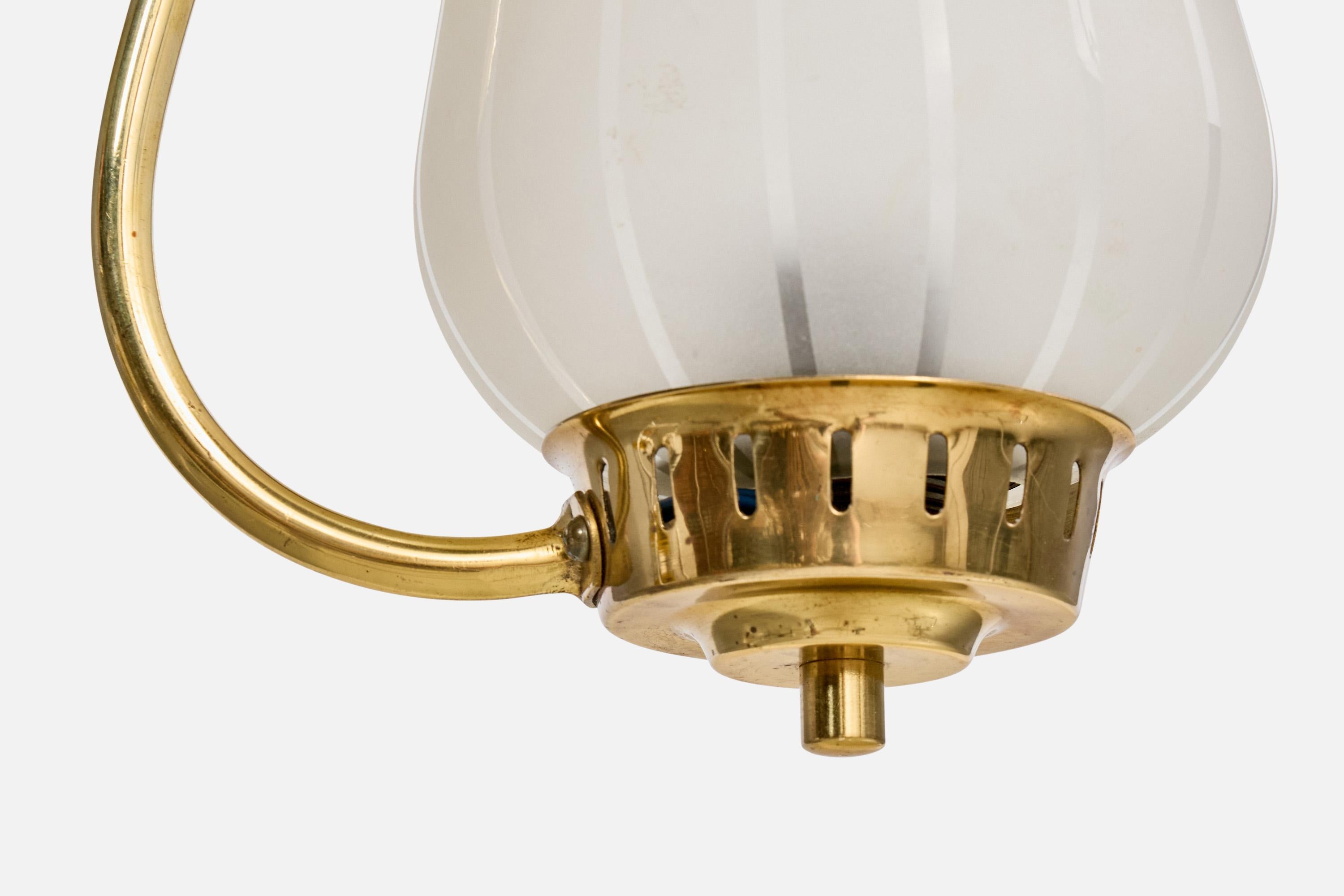 Metà XX secolo Designer svedese, lampada a sospensione, ottone, vetro, Svezia, anni '1940 in vendita