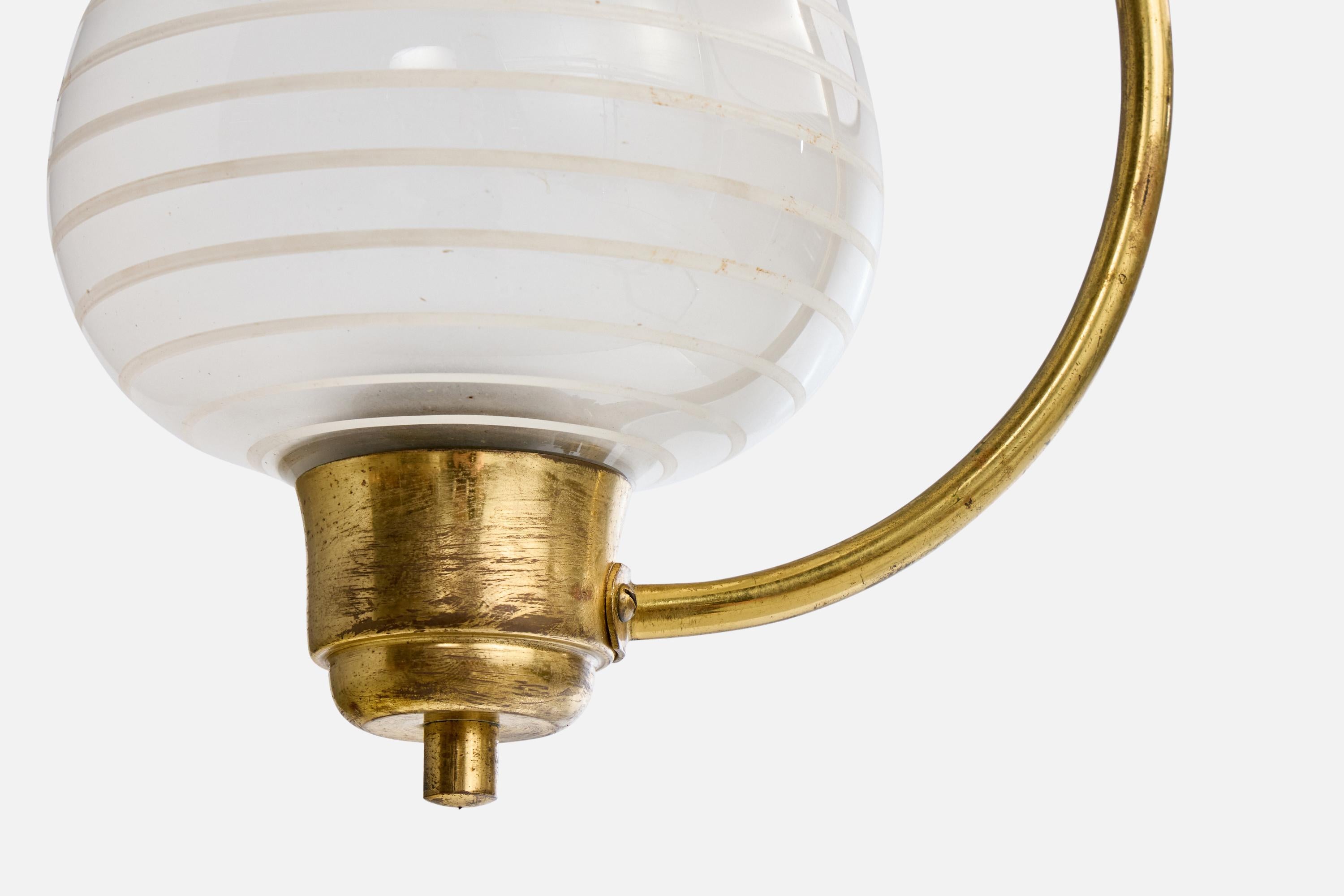 Milieu du XXe siècle Design suédois, lampe à suspension, laiton, verre, Suède, années 1940 en vente