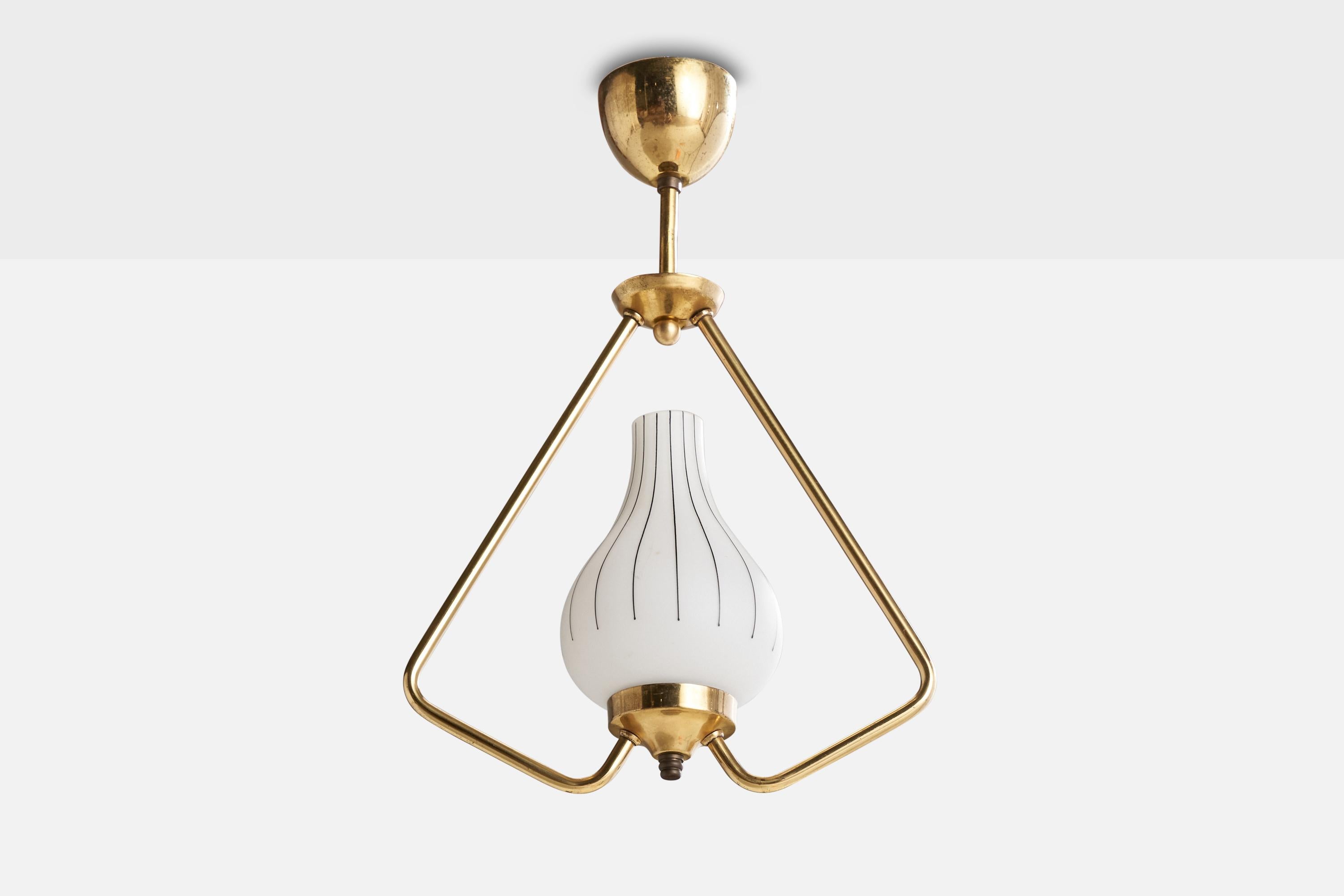 Suspension en laiton et en verre conçue et produite en Suède, c.C. 1950.

Dimensions de l'auvent (pouces) : 3.07