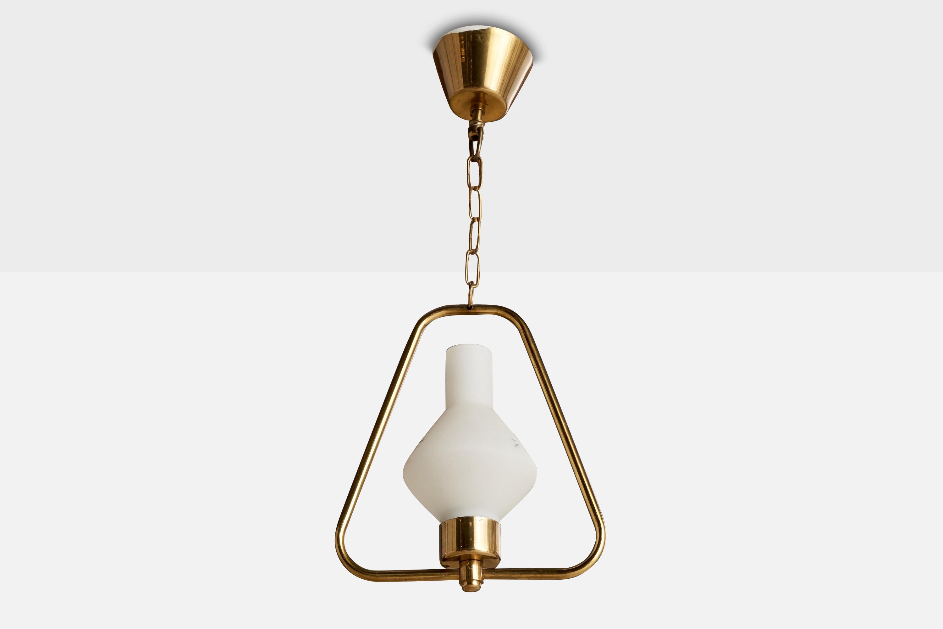 Lampada a sospensione in ottone e vetro opalino progettata e prodotta in Svezia, anni '1950 circa.

Dimensioni complessive (pollici): 20,75