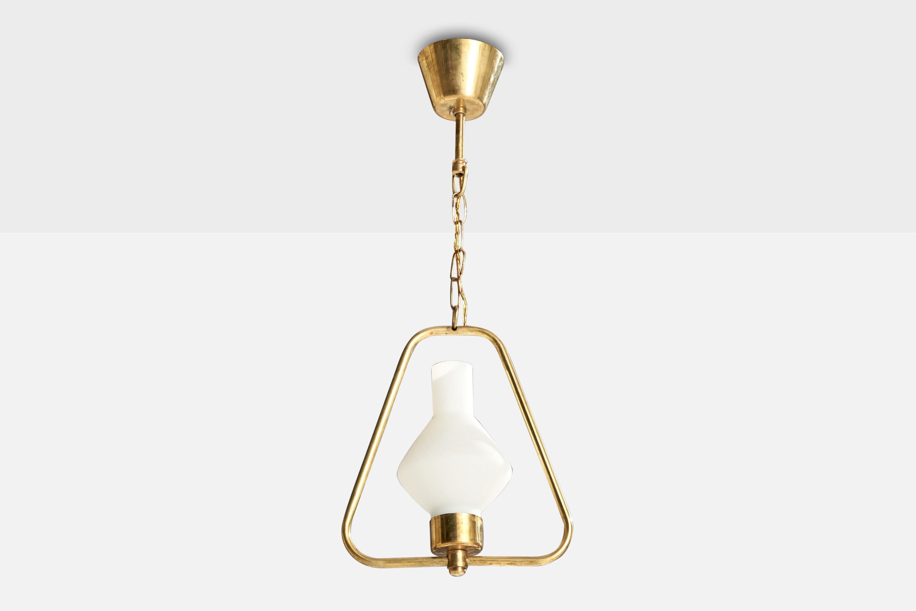 Lampada a sospensione in ottone e vetro opalino progettata e prodotta in Svezia, anni '1950 circa.

Dimensioni complessive (pollici): 21