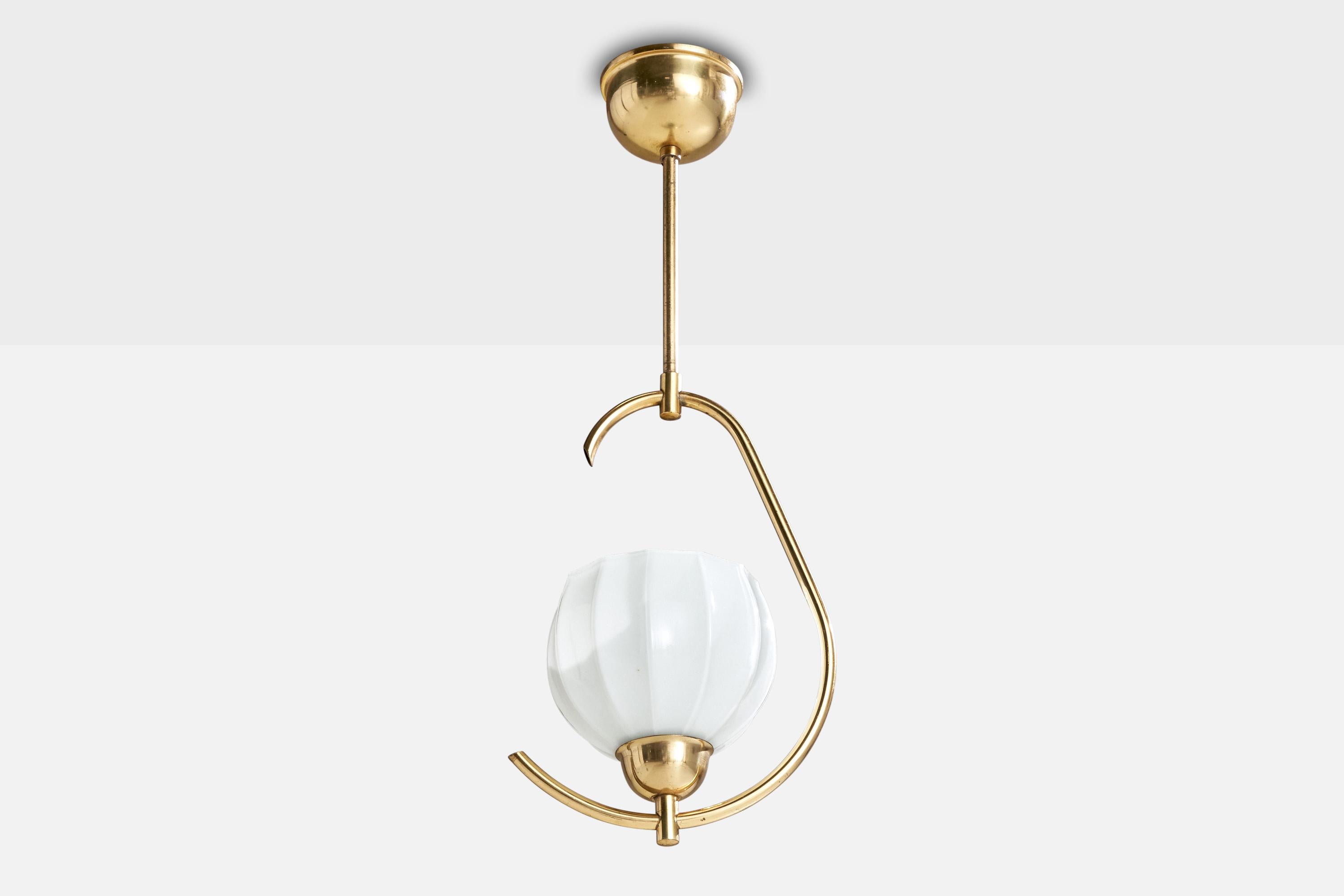 Suspension en laiton et en verre conçue et produite en Suède, c.C. 1950.

Dimensions globales (pouces) : 19