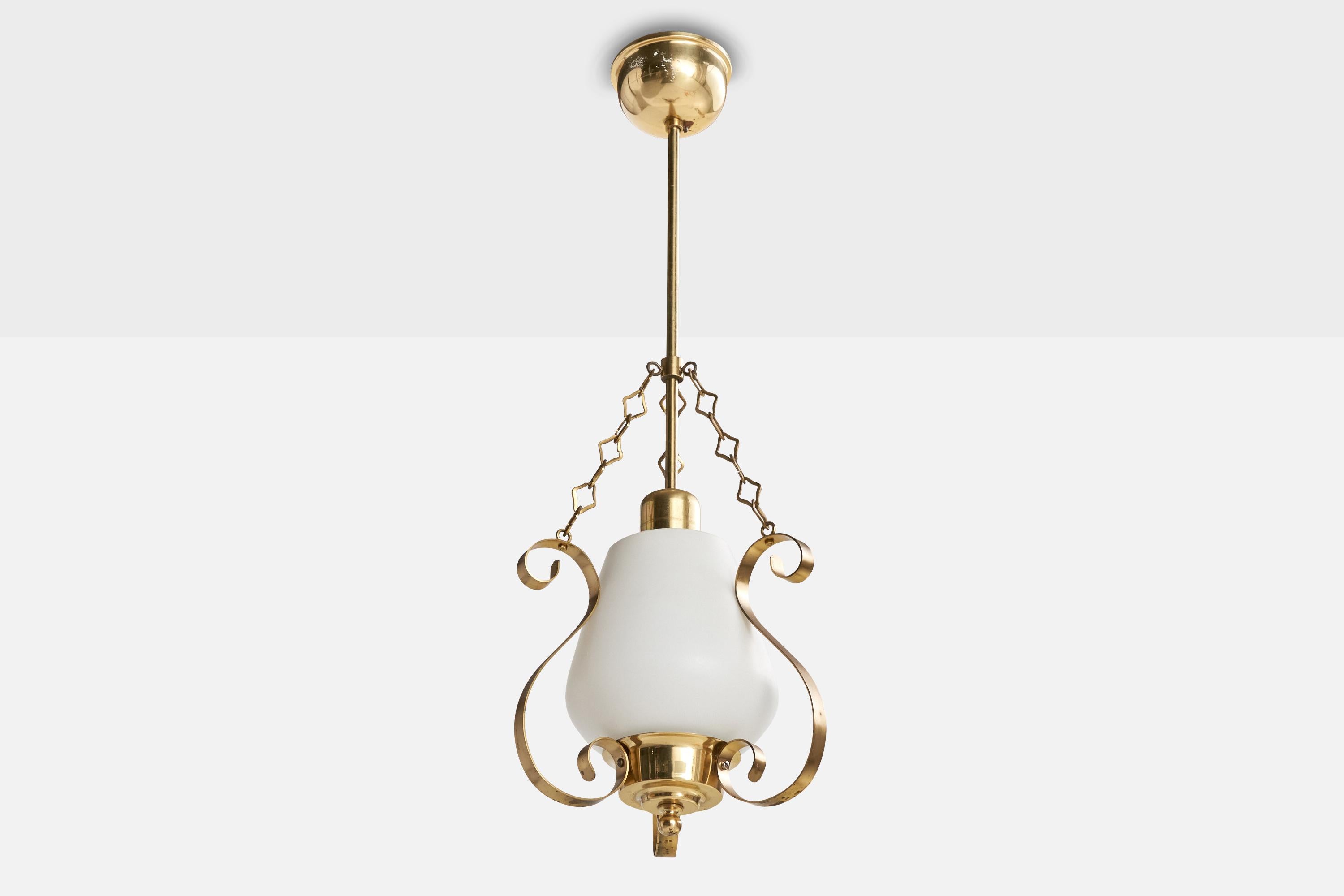 Lampada a sospensione in ottone e vetro opalino progettata e prodotta in Svezia, anni '1950 circa.

Dimensioni complessive (pollici): 28,5