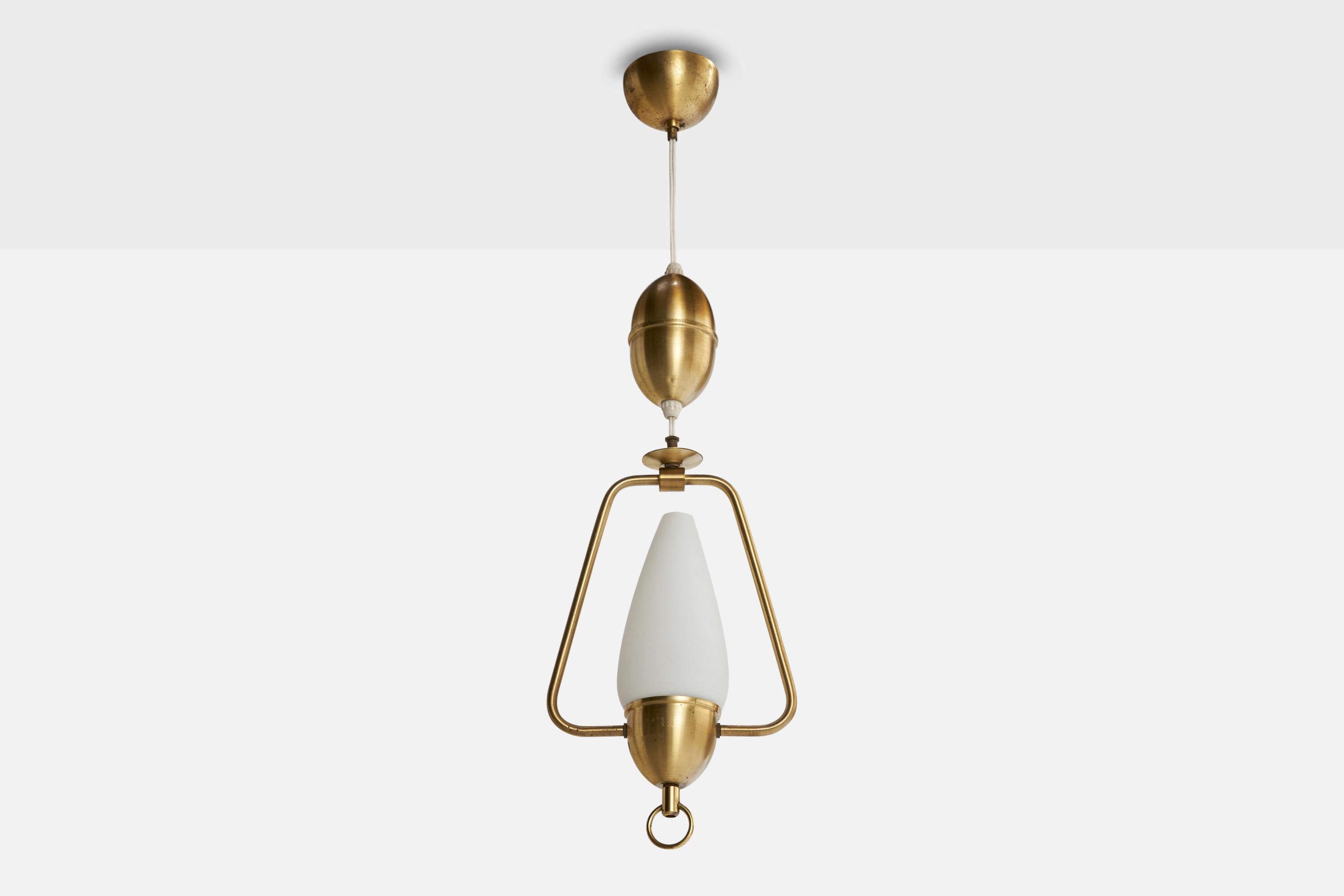 Una lampada a sospensione regolabile in ottone e vetro opalino bianco progettata e prodotta in Svezia, negli anni '50 circa.

Dimensioni complessive (pollici): 29