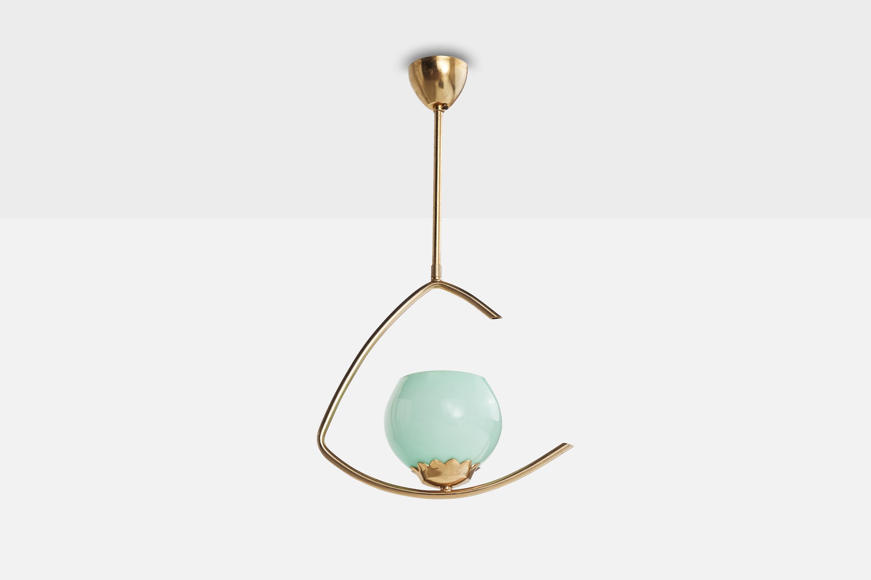 Suspension en laiton et en verre opalin bleu, conçue et produite en Suède, c.C. 1950.

Dimensions globales (pouces) : 20.25