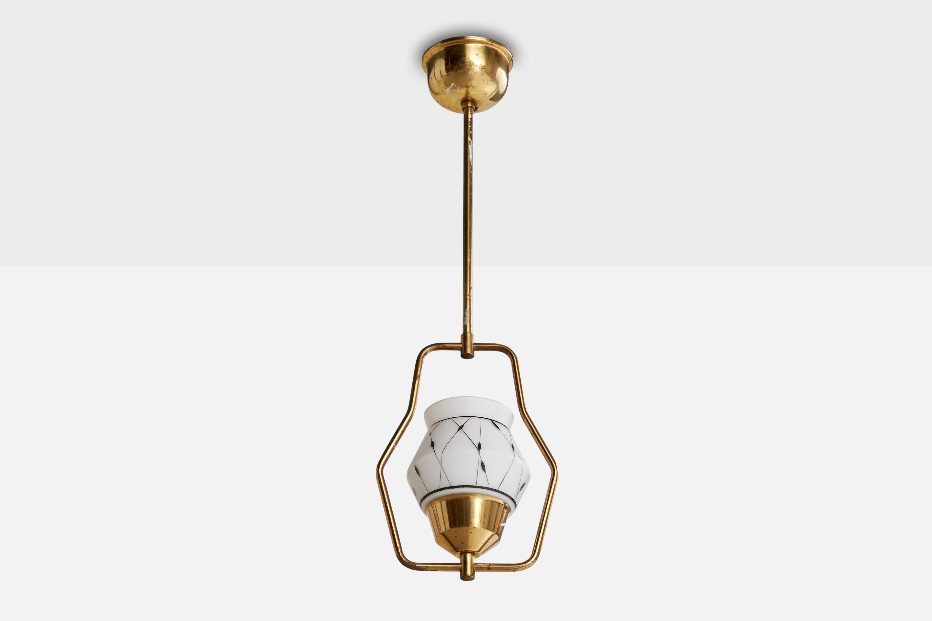 Pendente in ottone e vetro opalino bianco acidato progettato e prodotto in Svezia, anni '50 circa.

Dimensioni complessive (pollici): 22