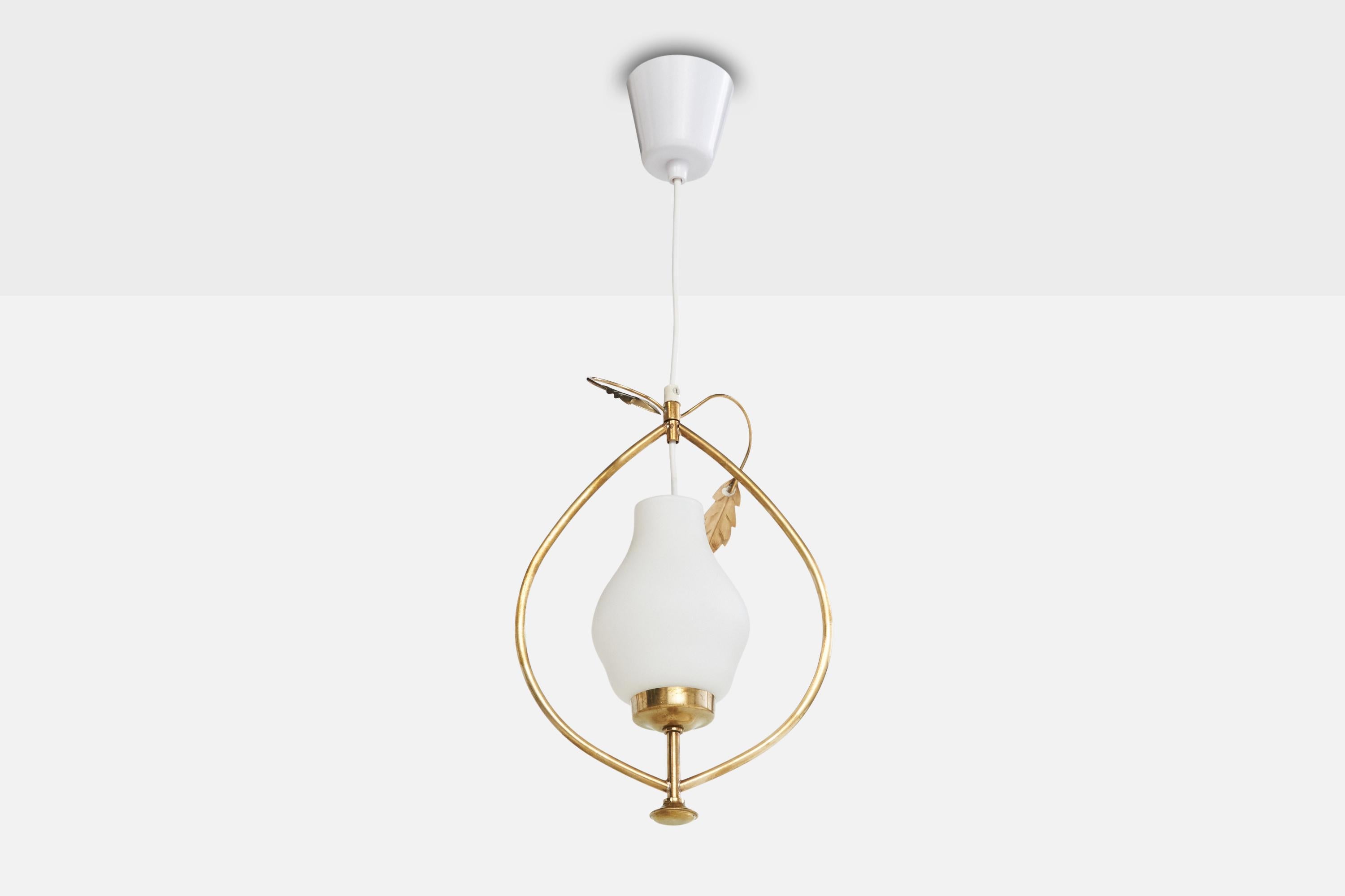 Lampada a sospensione in ottone e vetro opalino bianco progettata e prodotta in Svezia, anni '1950 circa.

Dimensioni complessive (pollici): 26,75