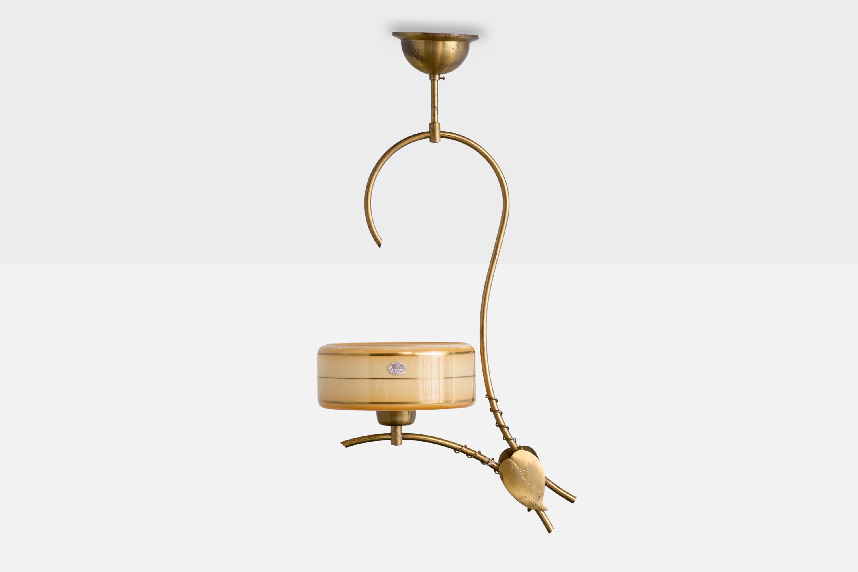 Lampada a sospensione in ottone e vetro progettata e prodotta in Svezia, anni '50 circa. Vetro prodotto da Meissen.

Dimensioni complessive (pollici): 23,5