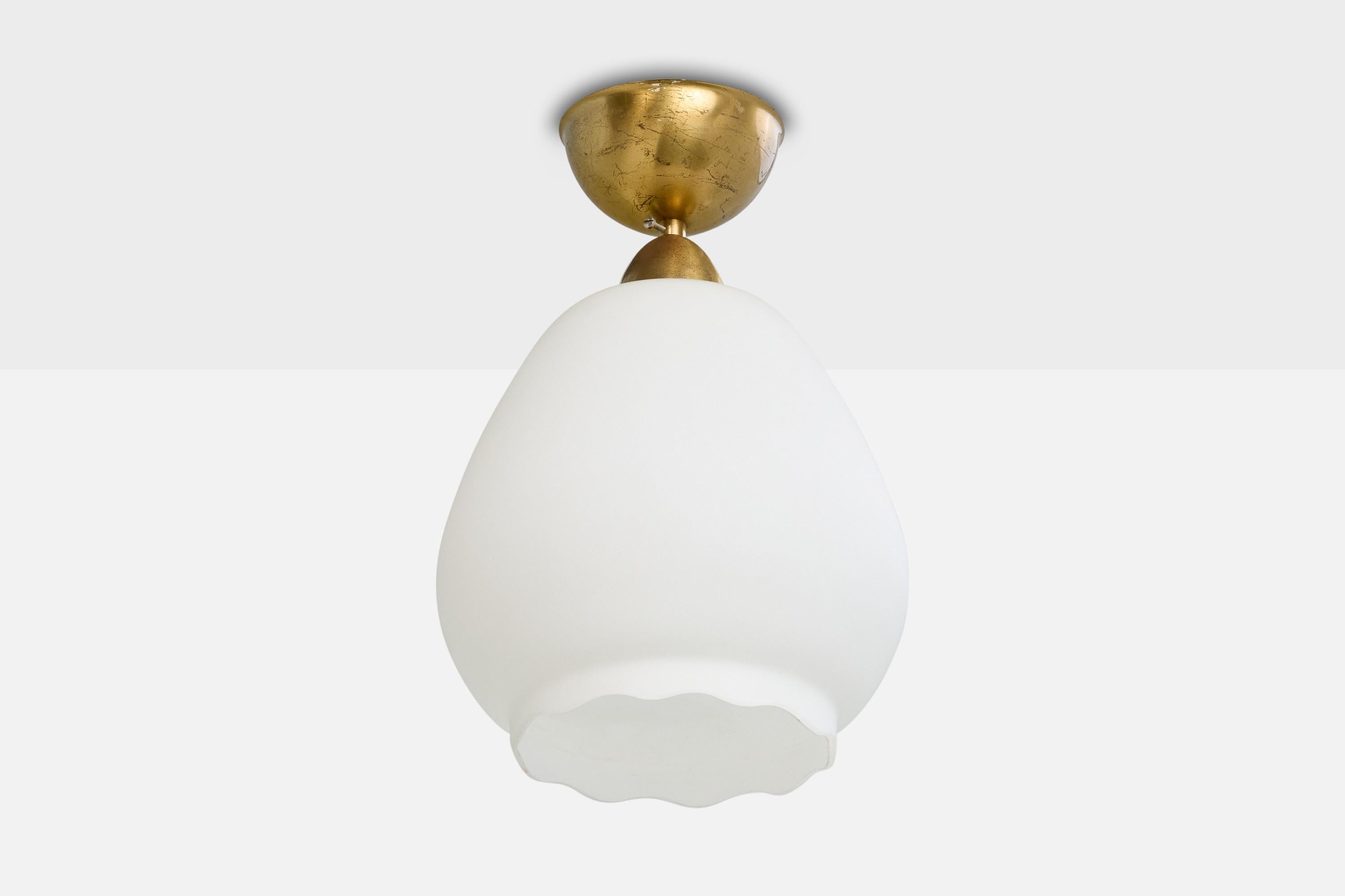 Suspension en laiton et en verre conçue et produite en Suède, c.C. 1950.

Dimensions globales (pouces) : 13