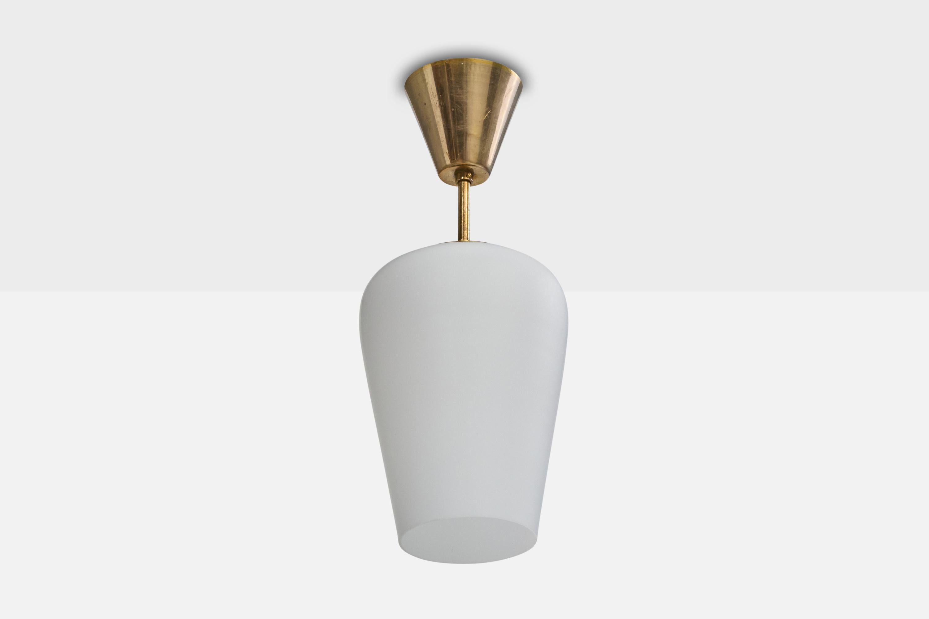 Lampada a sospensione in ottone e vetro opalino bianco progettata e prodotta in Svezia, anni '1950 circa.

Dimensioni complessive (pollici): 12,75