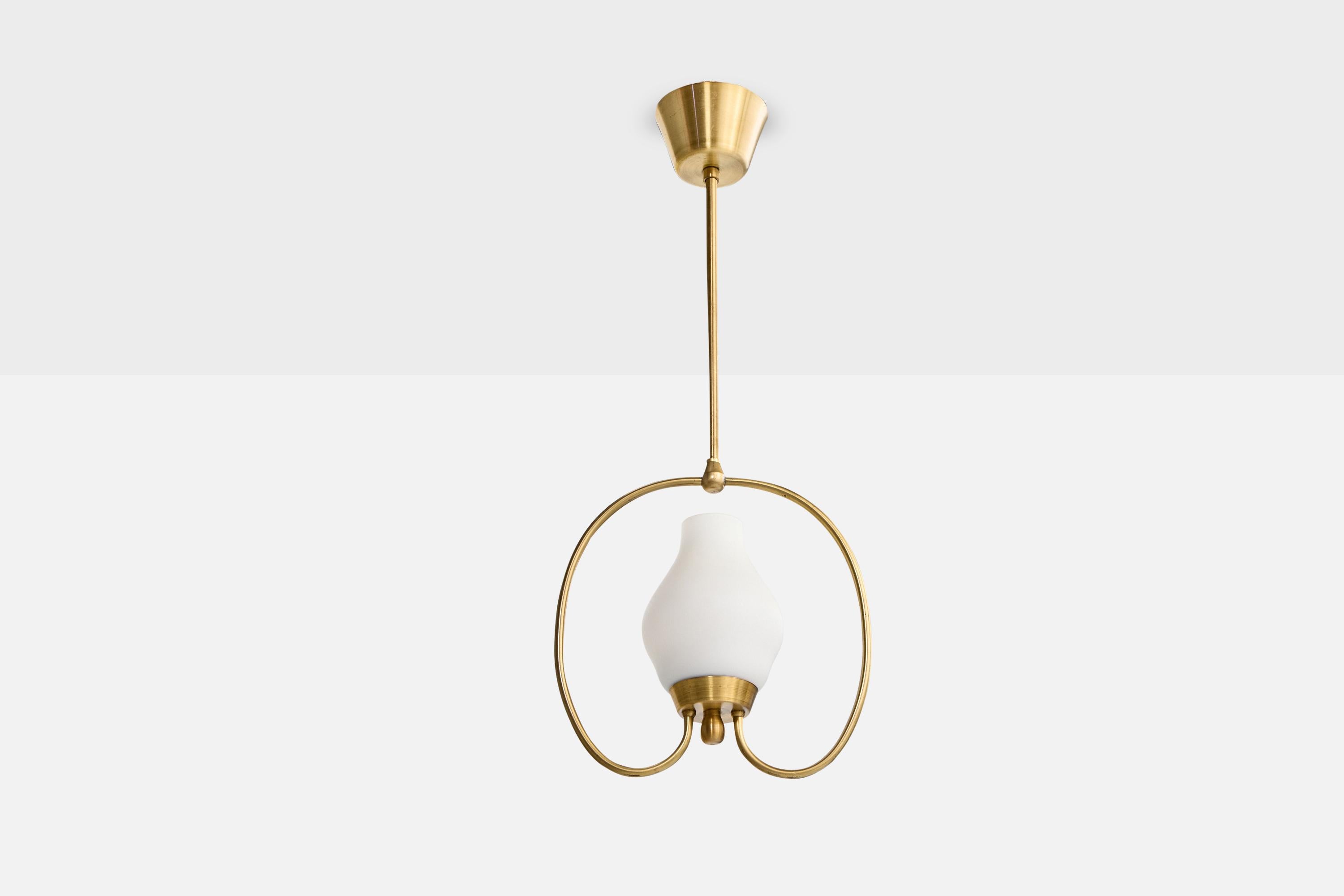 Suspension en laiton et en verre opalin blanc, conçue et produite en Suède, vers les années 1950.

Dimensions globales (pouces) : 26.5 