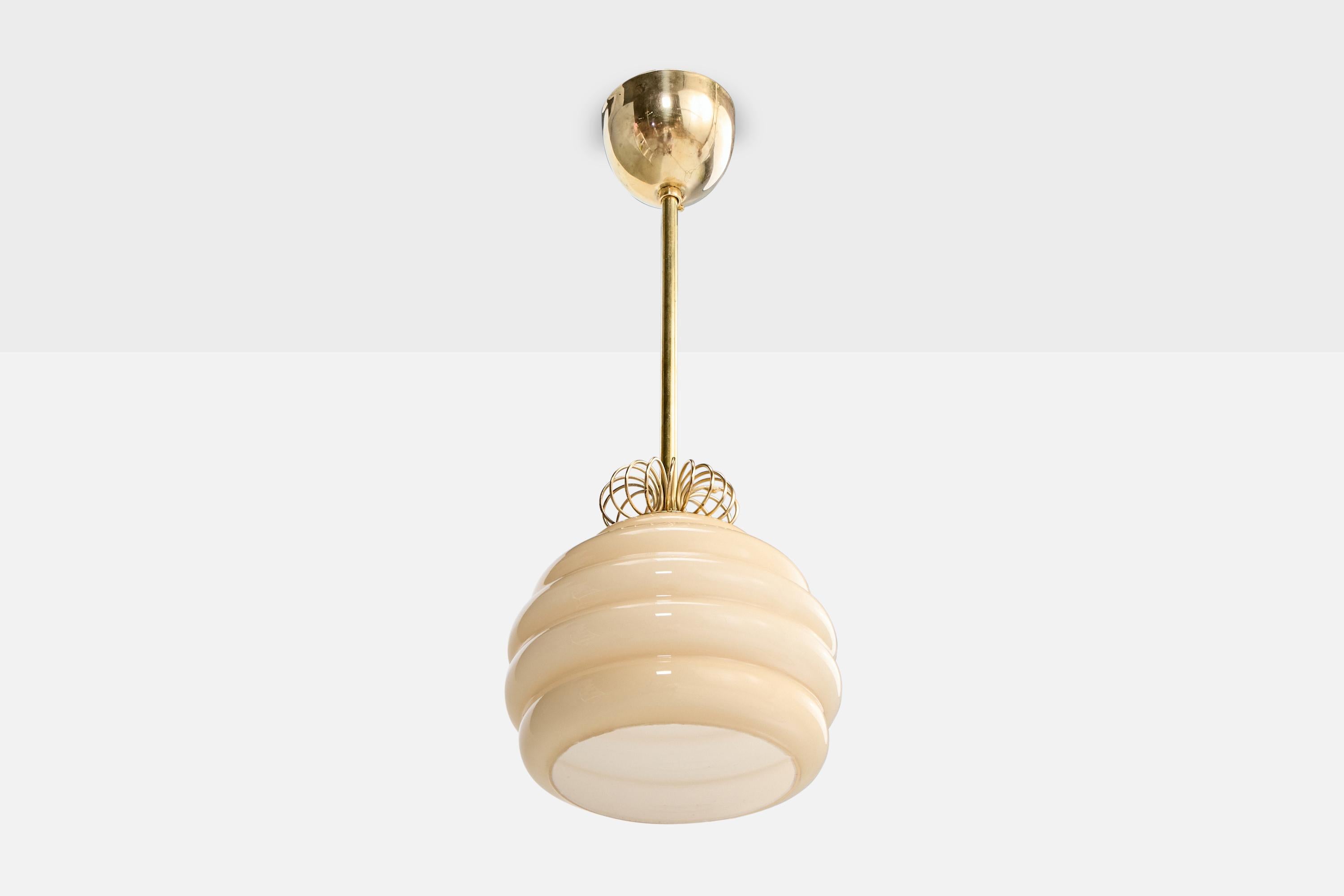 Suspension en laiton et verre beige conçue et produite en Suède, C.1950.

Dimensions globales (pouces) : 16.0 