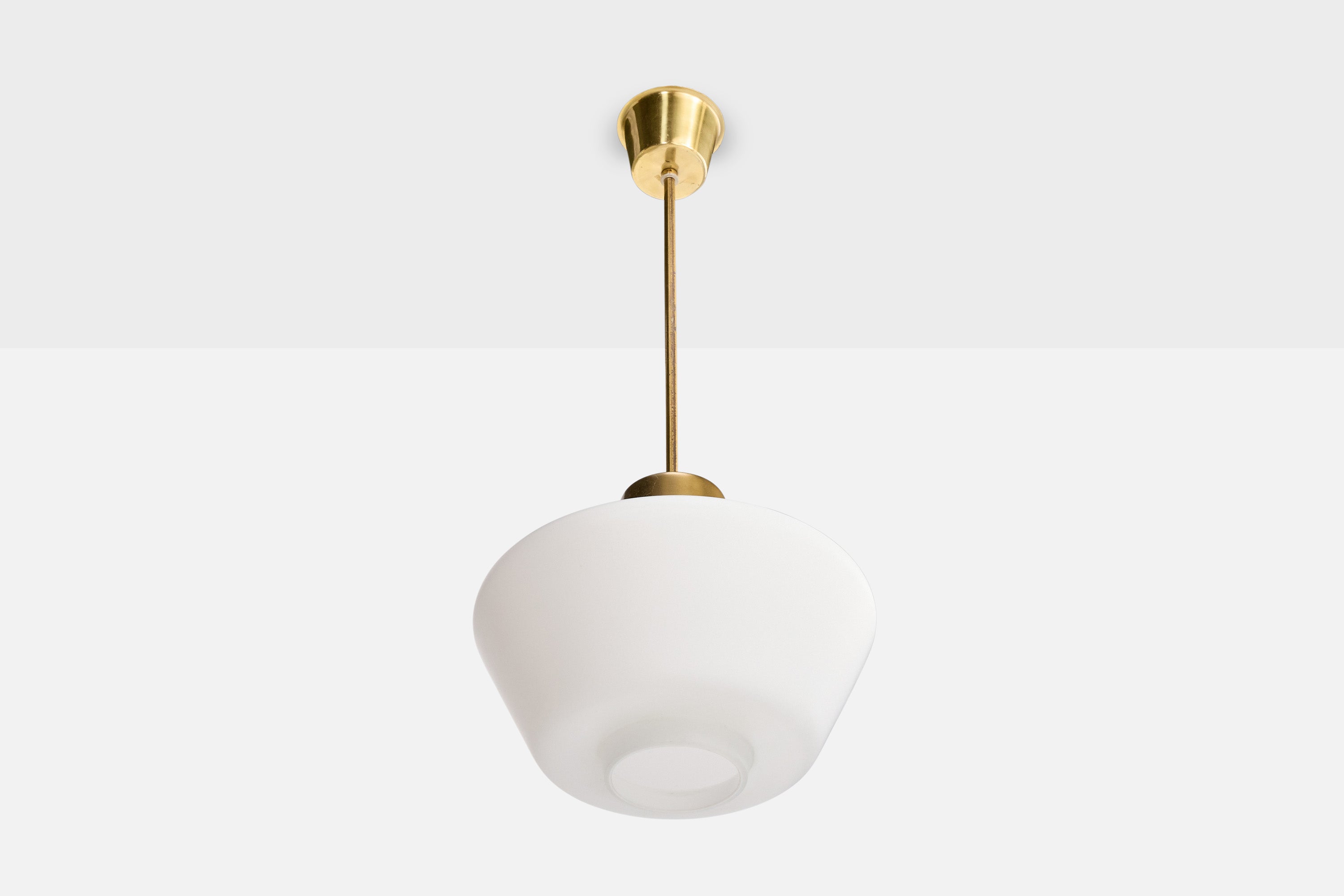 Suspension en laiton et en verre opalin blanc, conçue et produite en Suède, vers les années 1950.

Dimensions globales (pouces) : 30.0 