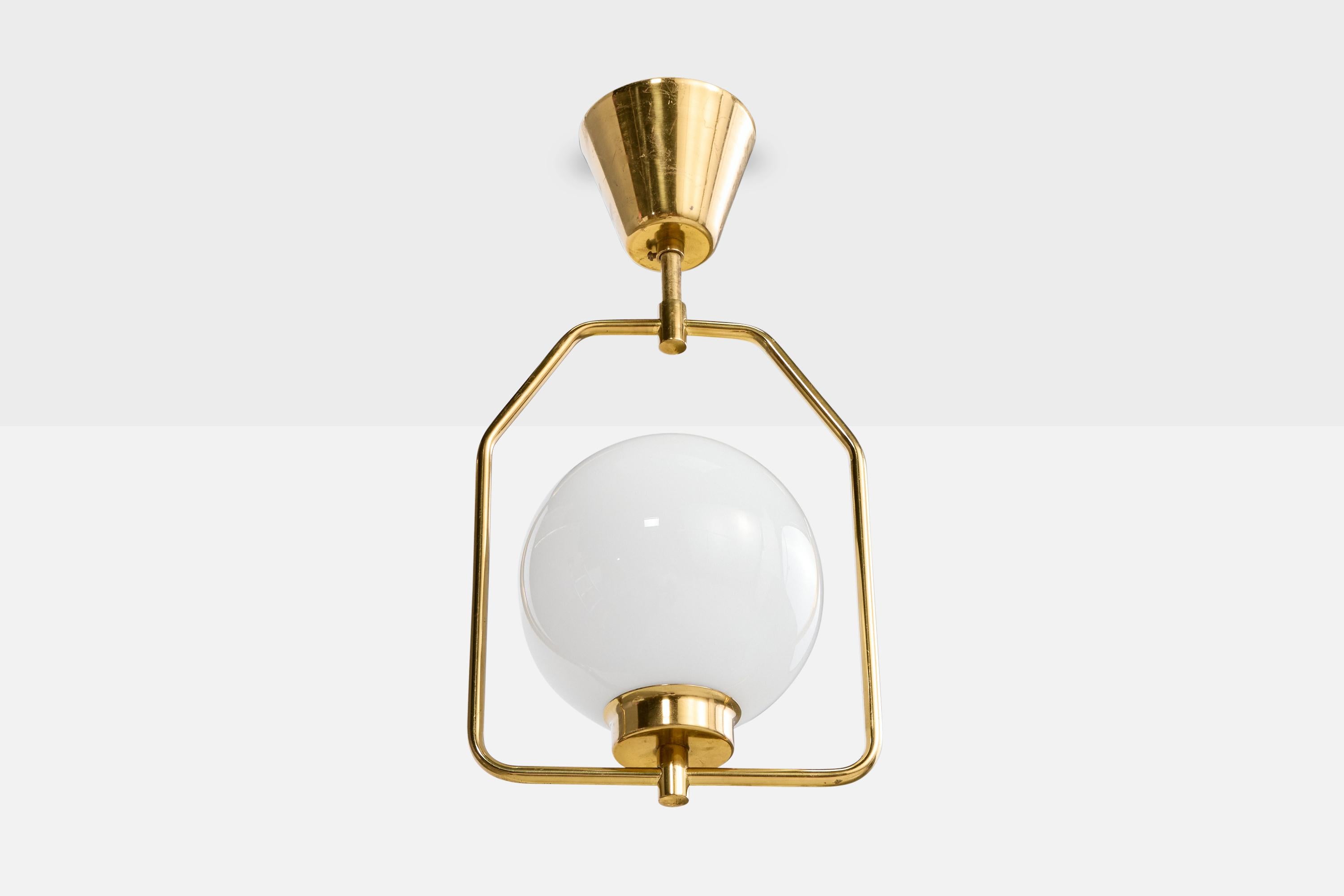 Suspension en laiton et en verre opalin blanc, conçue et produite en Suède, vers les années 1950.

Dimensions globales (pouces) : 13.75 