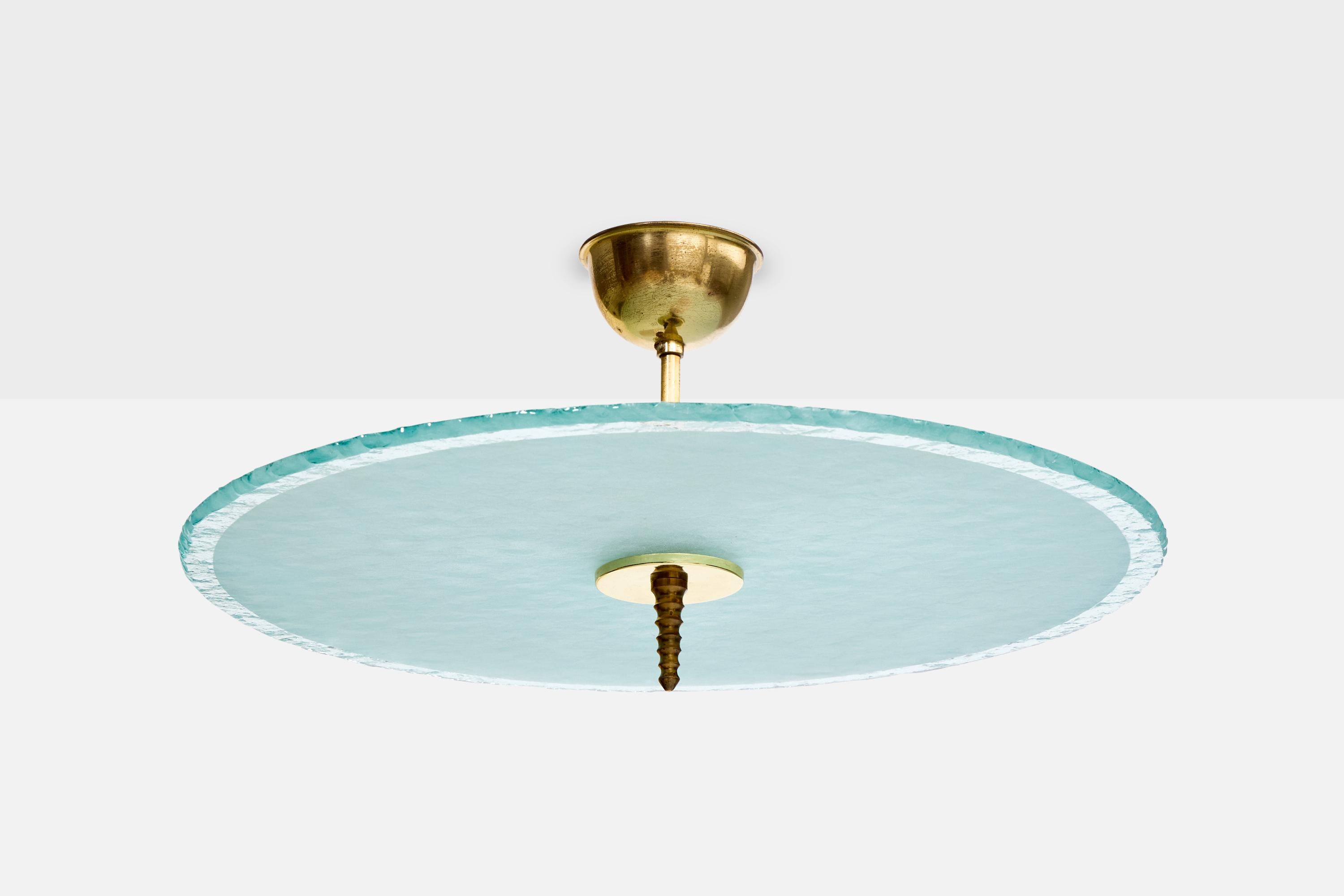Suspension en laiton et verre dépoli conçue et produite en Suède, C.1950.

Dimensions globales (pouces) : 9.0 