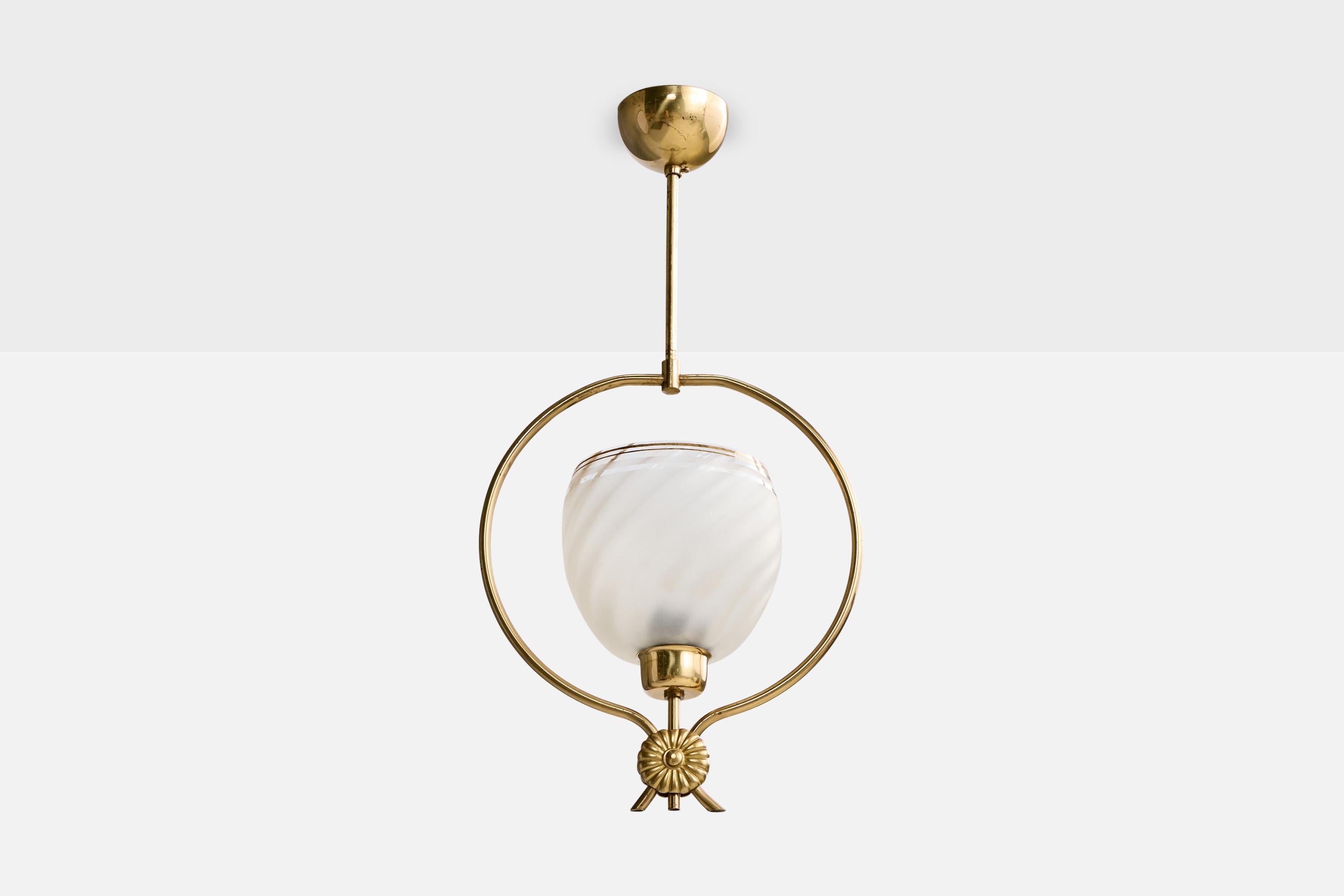 Lámpara colgante de latón y cristal dorado diseñada y fabricada en Suecia, c. 1950.

Oxidación presente en el latón

Desgaste propio de la edad y el uso

Dimensiones totales (pulgadas): 22,75