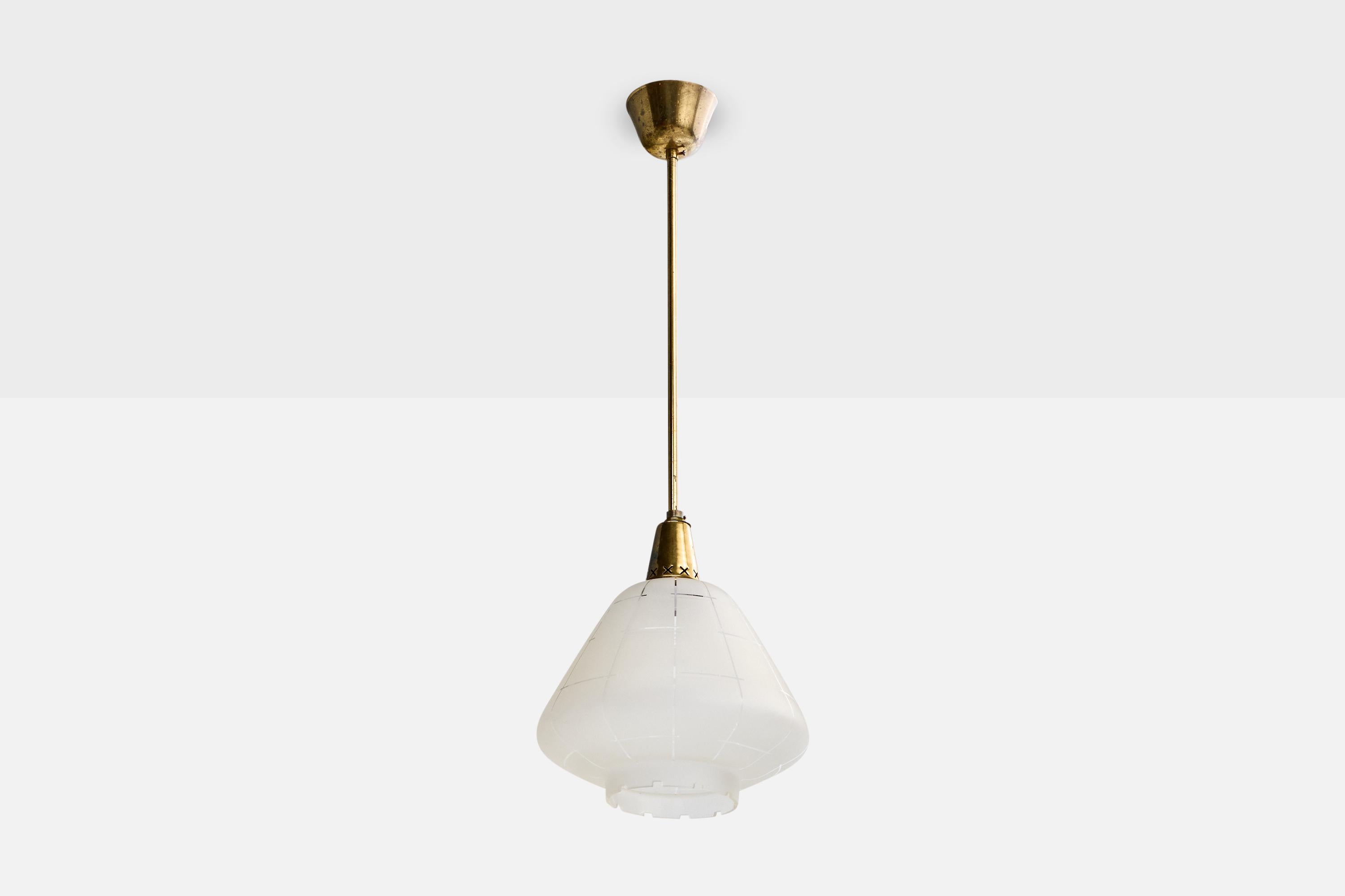Suspension en laiton et verre gravé, conçue et produite en Suède, C.1950.

Présence d'oxydation sur le laiton

Usure correspondant à l'âge et à l'usage.

Dimensions globales (pouces) : 29.0
