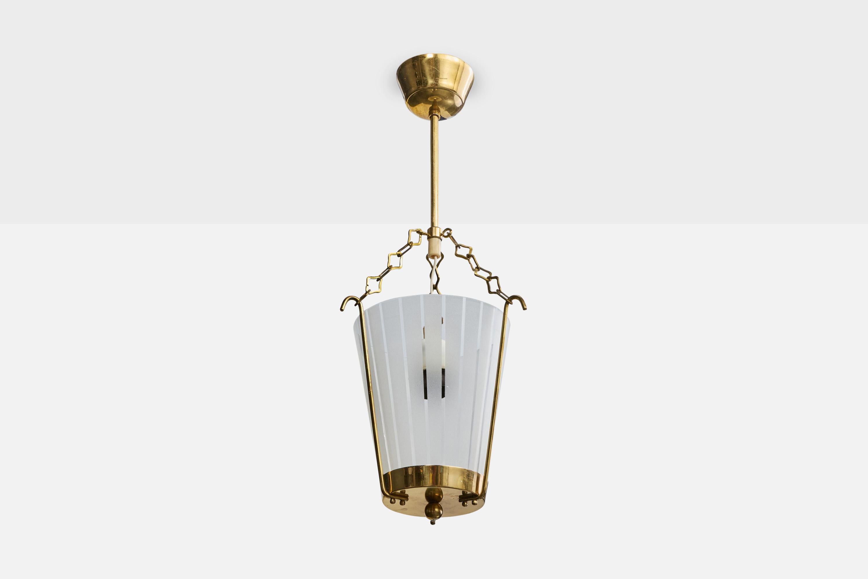 Lampada a sospensione in ottone e vetro acidato progettata e prodotta in Svezia, anni '1950 circa.

Dimensioni complessive (pollici): 22,25