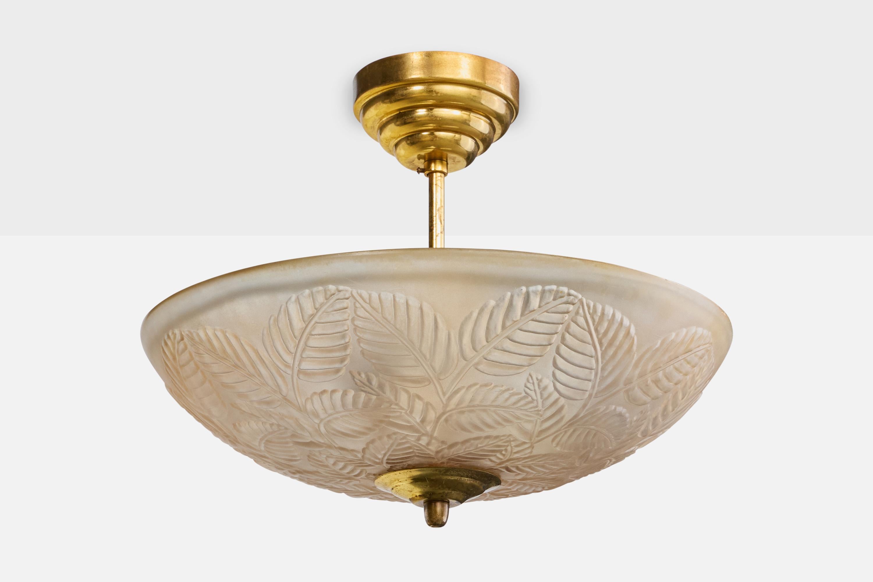 Una lampada a sospensione in ottone e vetro probabilmente progettata e prodotta in Svezia, negli anni '50 circa.

Il gambo in ottone presenta una moderata ossidazione.

Dimensioni complessive (pollici): 9,5
