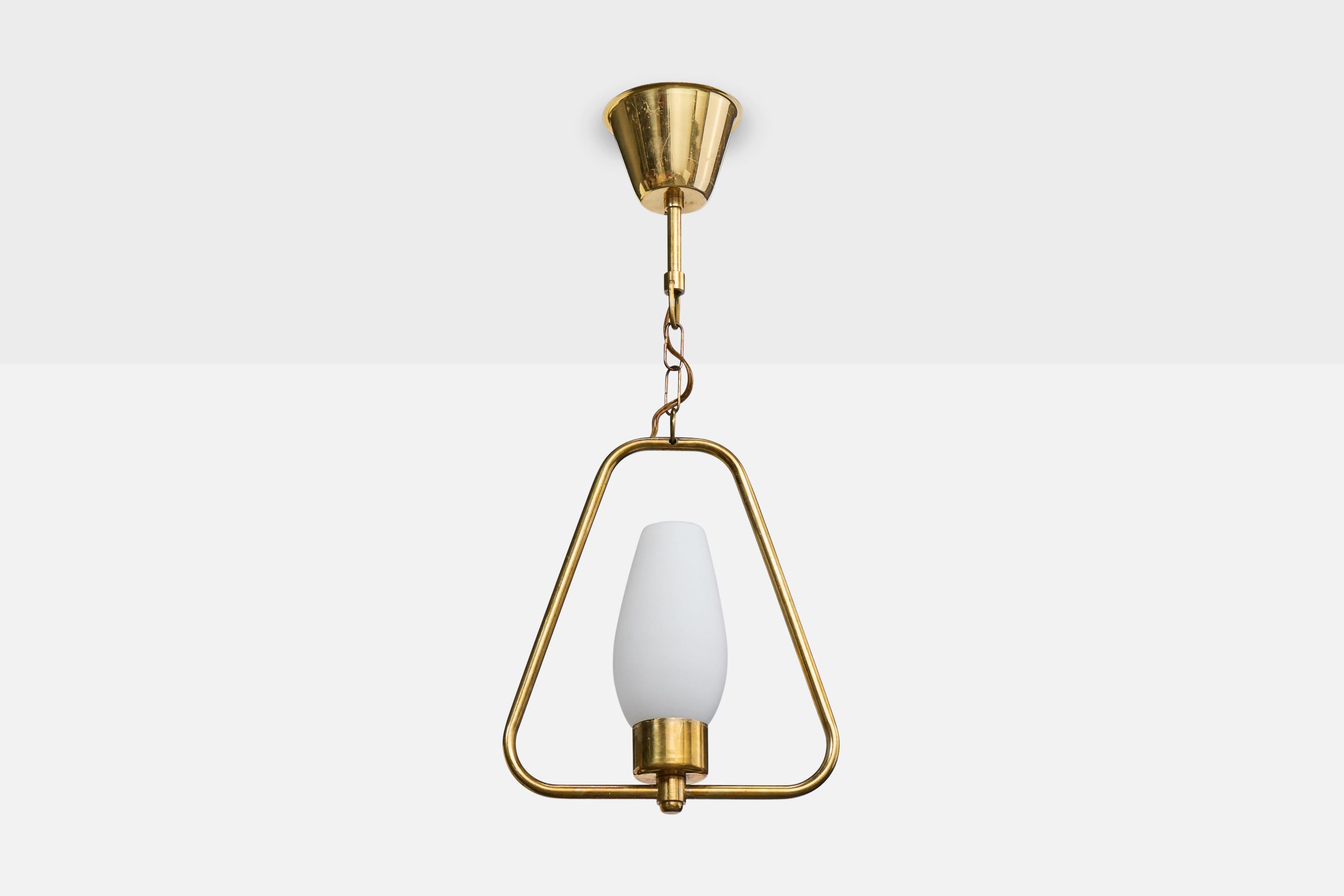 Lampada a sospensione in ottone e vetro opalino bianco progettata e prodotta in Svezia, anni '1950 circa.

Dimensioni complessive (pollici): 18,5 