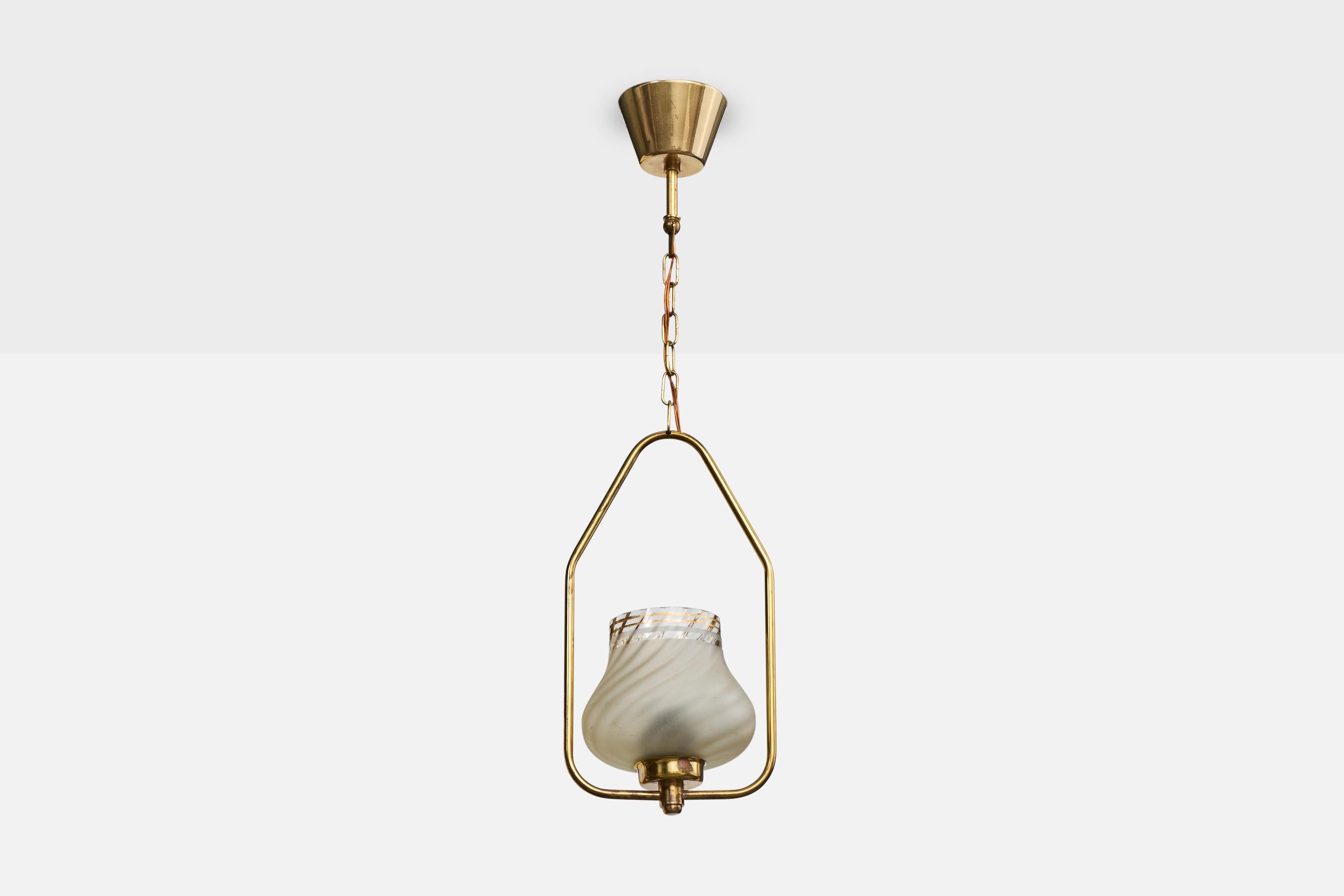 Lampada a sospensione in ottone e vetro dorato acidato progettata e prodotta in Svezia, anni '50 circa.

Presente una leggerissima ossidazione.

Dimensioni complessive (pollici): 22,0
