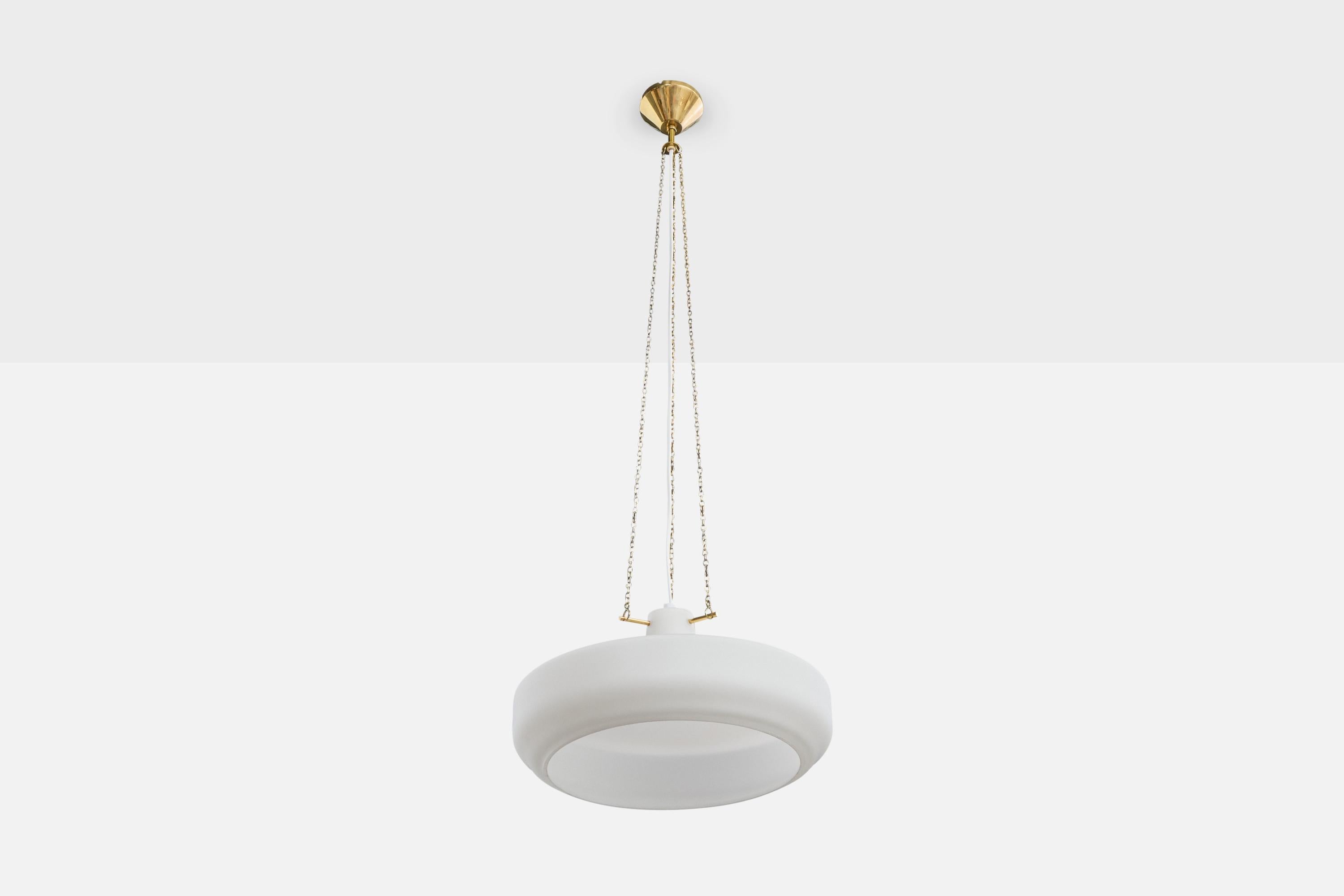 Lampada a sospensione in ottone e vetro opalino bianco progettata e prodotta in Svezia, anni '1950 circa.

Dimensioni complessive (pollici): 41,0 