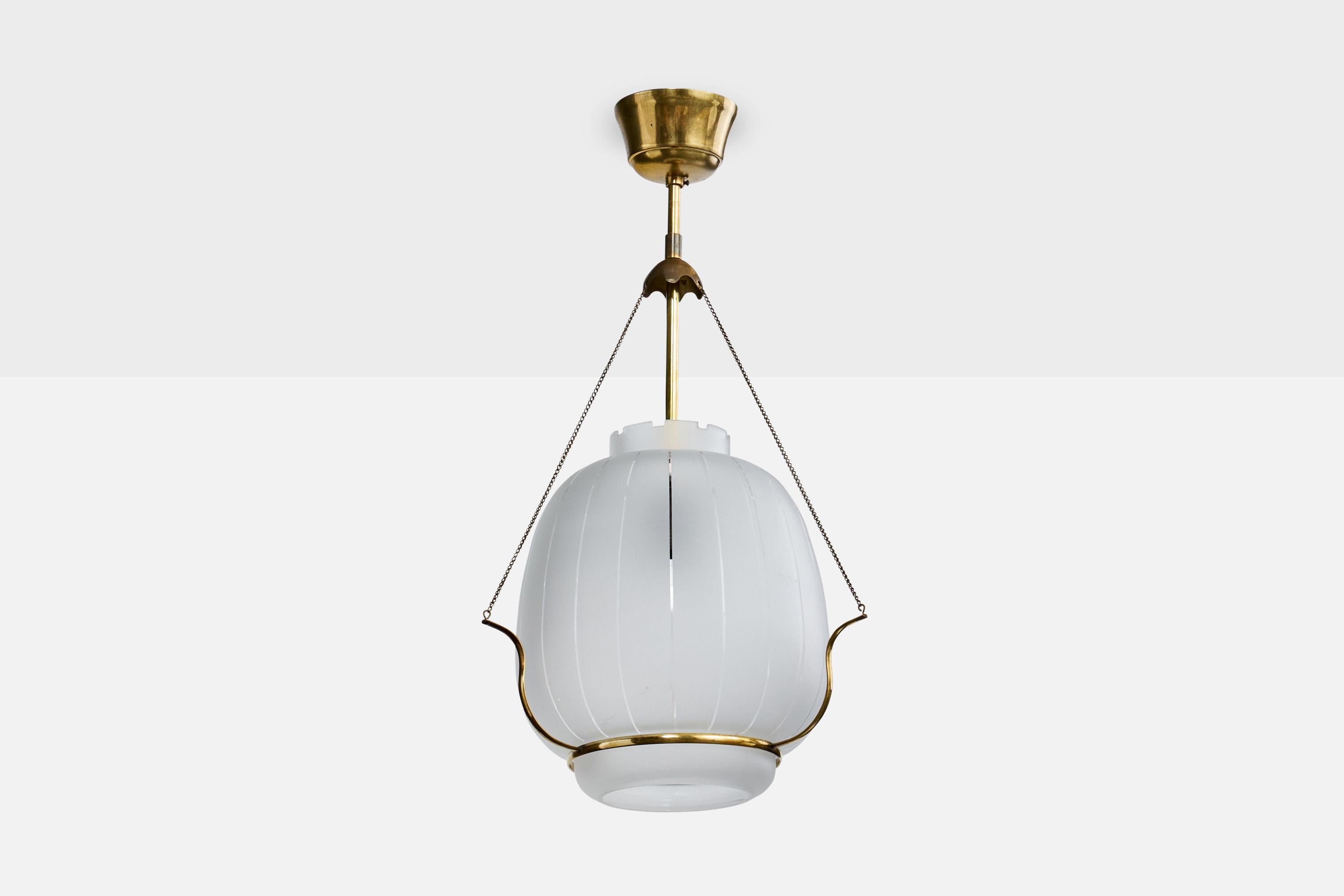 Suspension en laiton et verre gravé, conçue et produite en Suède, C.1950.

Dimensions globales (pouces) : 20.5 