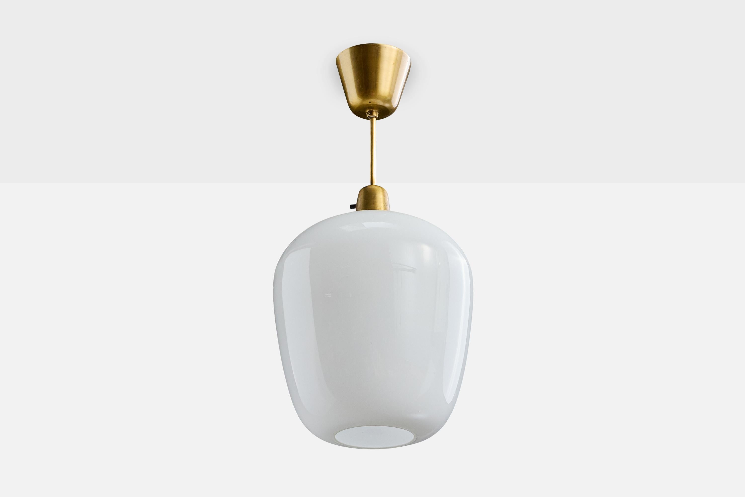 Suspension en laiton et en verre opalin blanc, conçue et produite en Suède, vers les années 1950.

Dimensions globales (pouces) : 19.75 