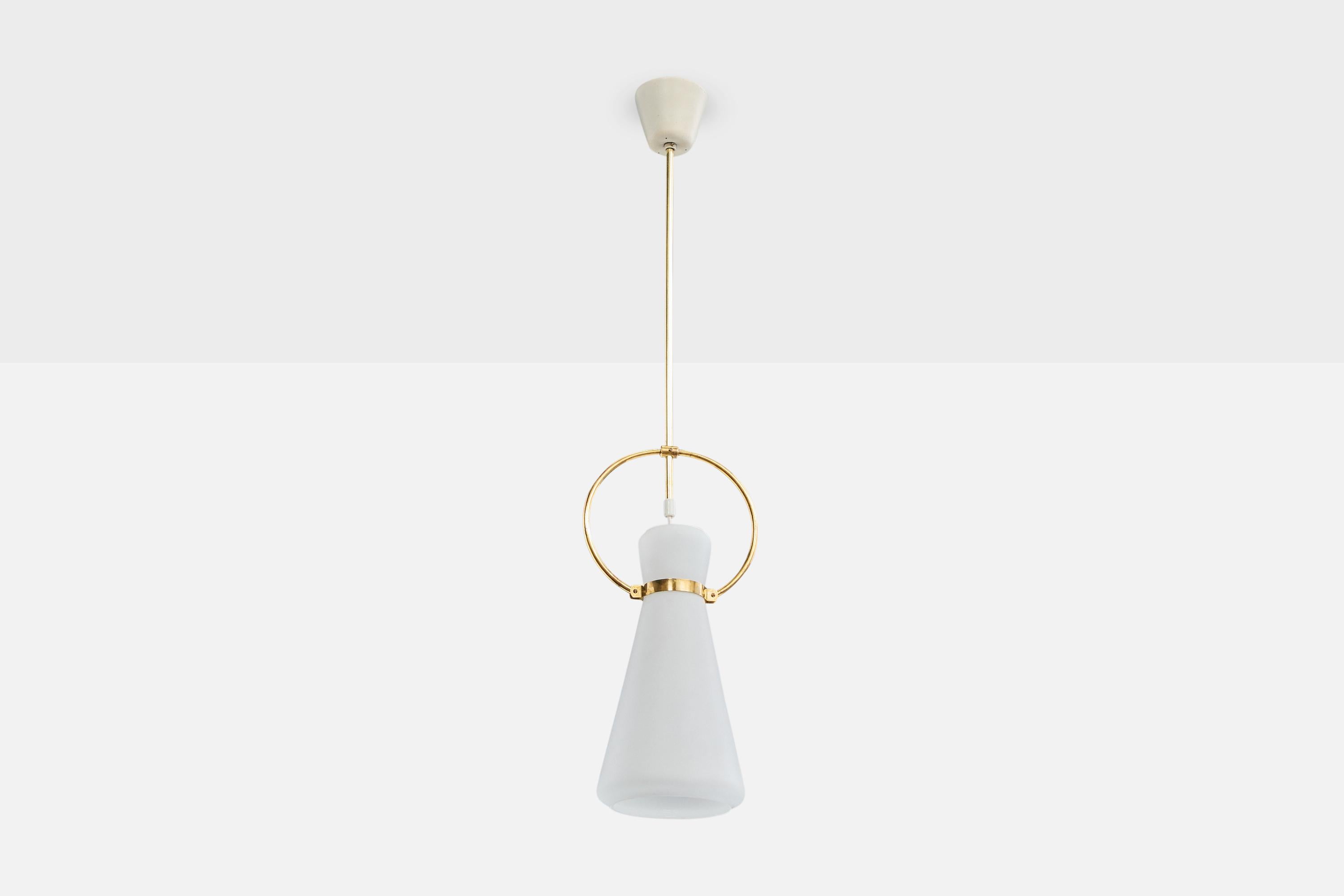 Lampada a sospensione in ottone e vetro opalino bianco progettata e prodotta in Svezia, anni '1950 circa.

Dimensioni complessive (pollici): 39,0 