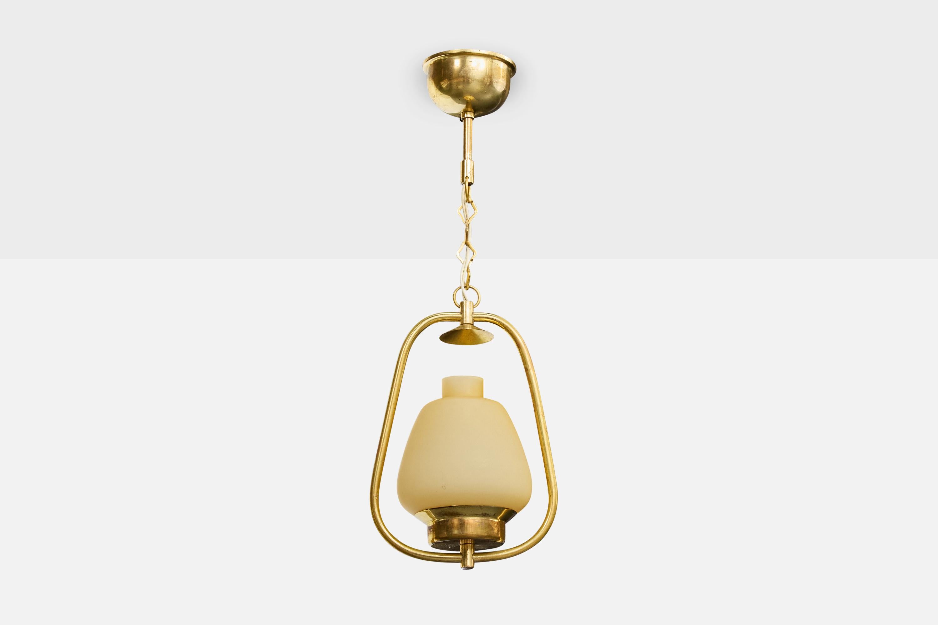 Lámpara colgante de latón y cristal opalino amarillo, diseñada y fabricada en Suecia, c. 1950.

Dimensiones totales (pulgadas): 20,25