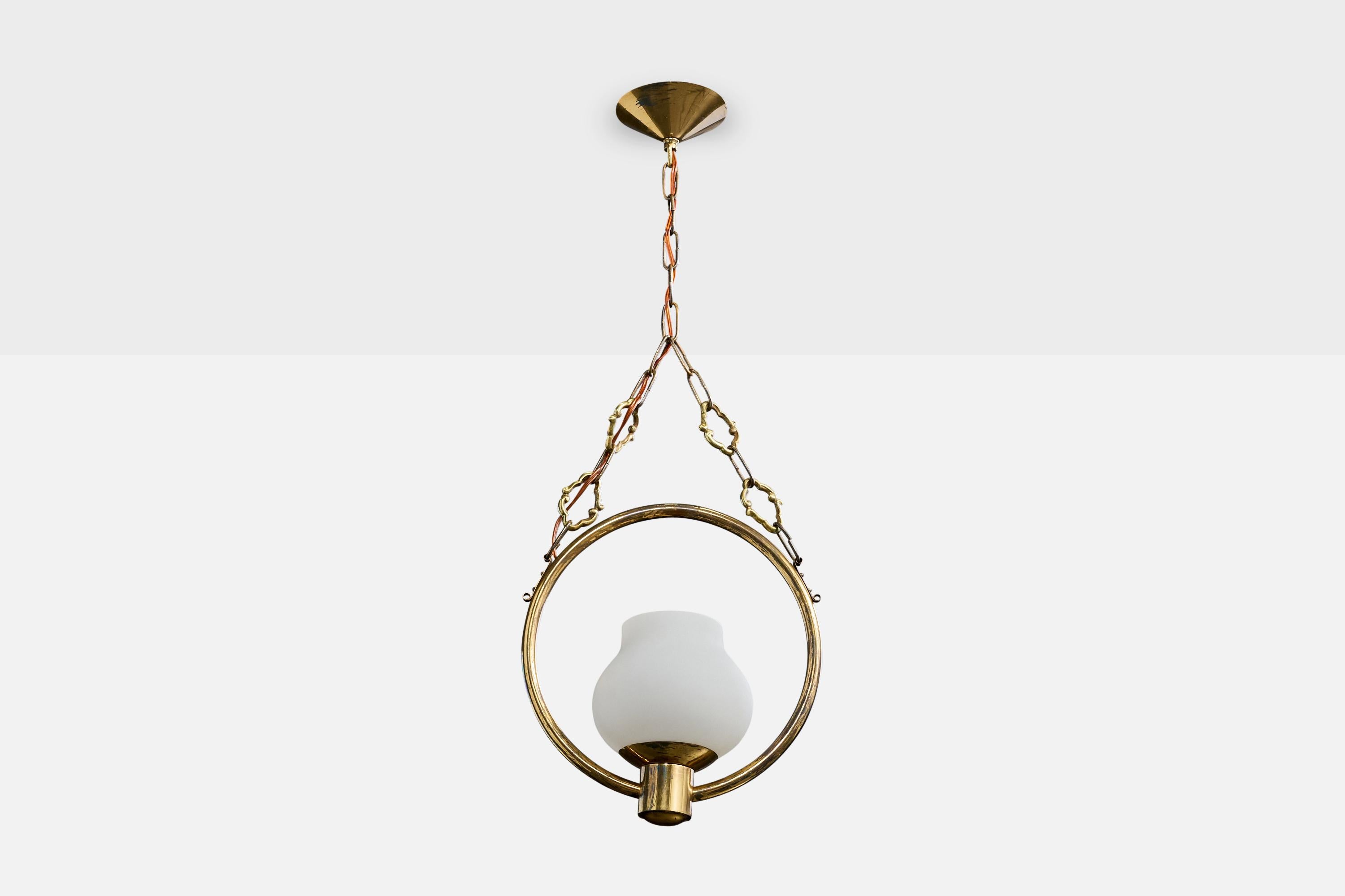 Suspension en laiton et en verre conçue et produite en Suède, c.C. 1950.

Dimensions globales (pouces) : 31.0 