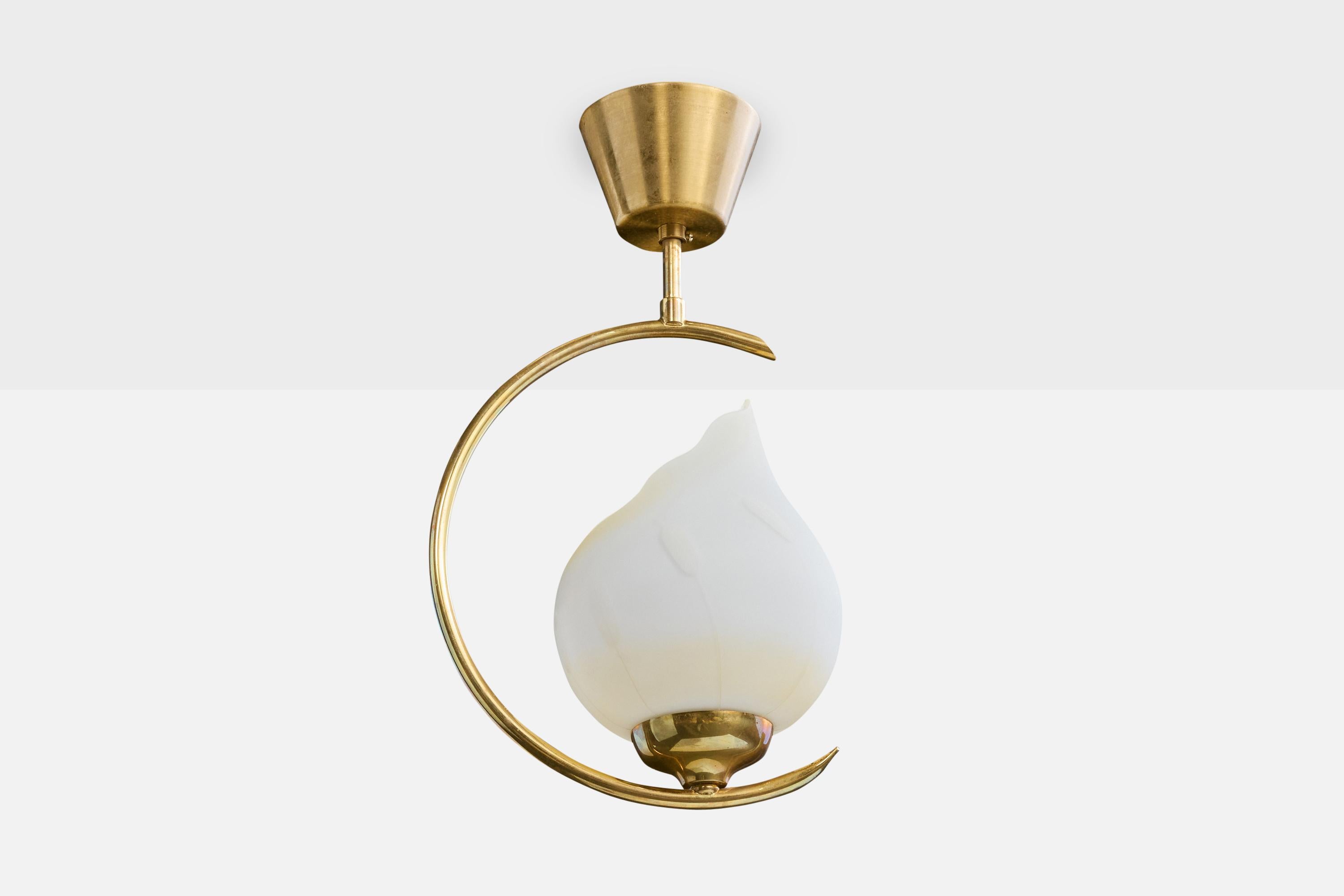 Suspension en laiton et en verre opalin blanc, conçue et produite en Suède, vers les années 1950.

Dimensions globales (pouces) : 14.25 