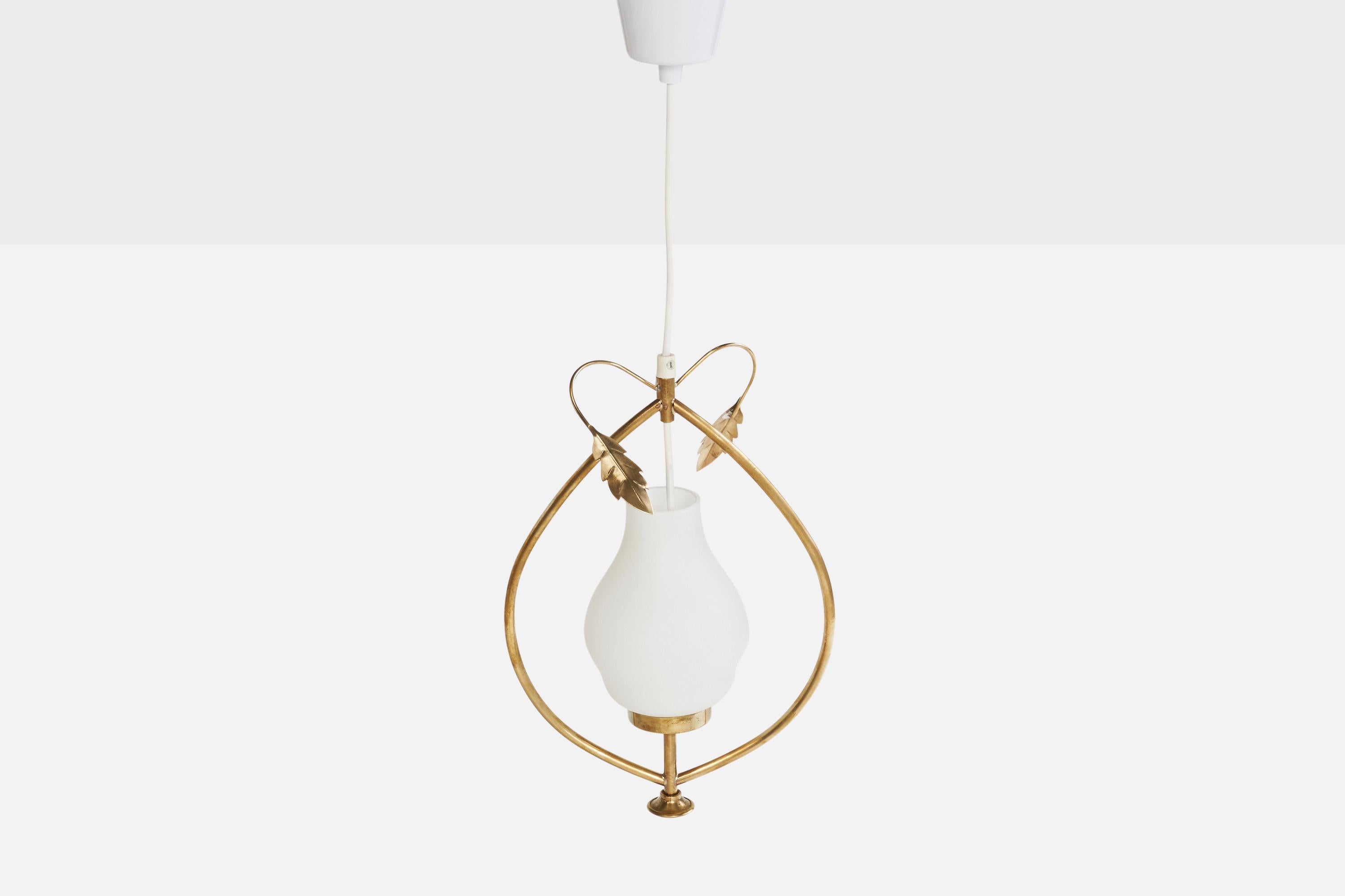 Scandinavo moderno Designer svedese, lampada a sospensione, ottone, vetro, Svezia, anni '1950 in vendita