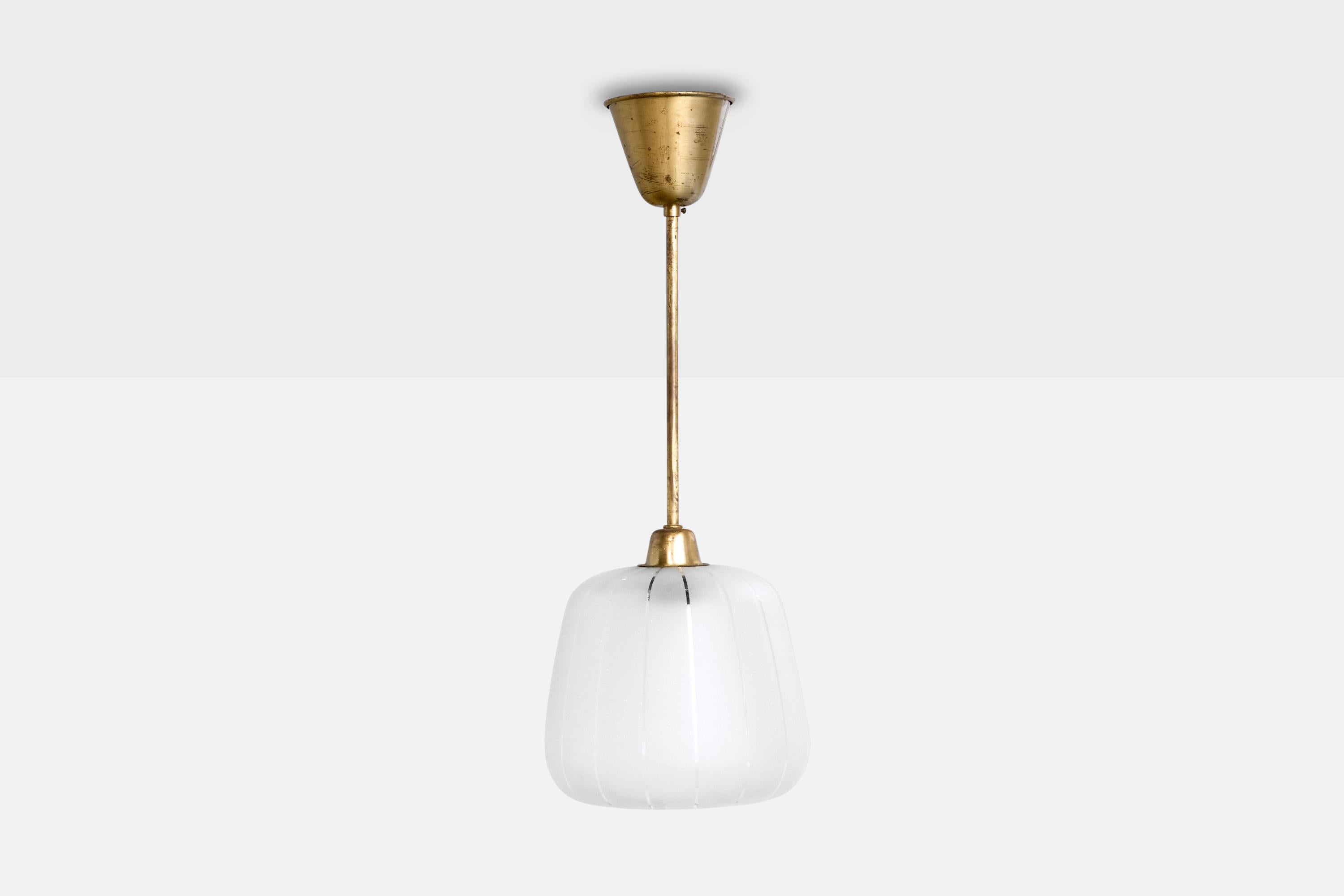 Scandinavo moderno Designer svedese, lampada a sospensione, ottone, vetro, Svezia, anni '1950 in vendita