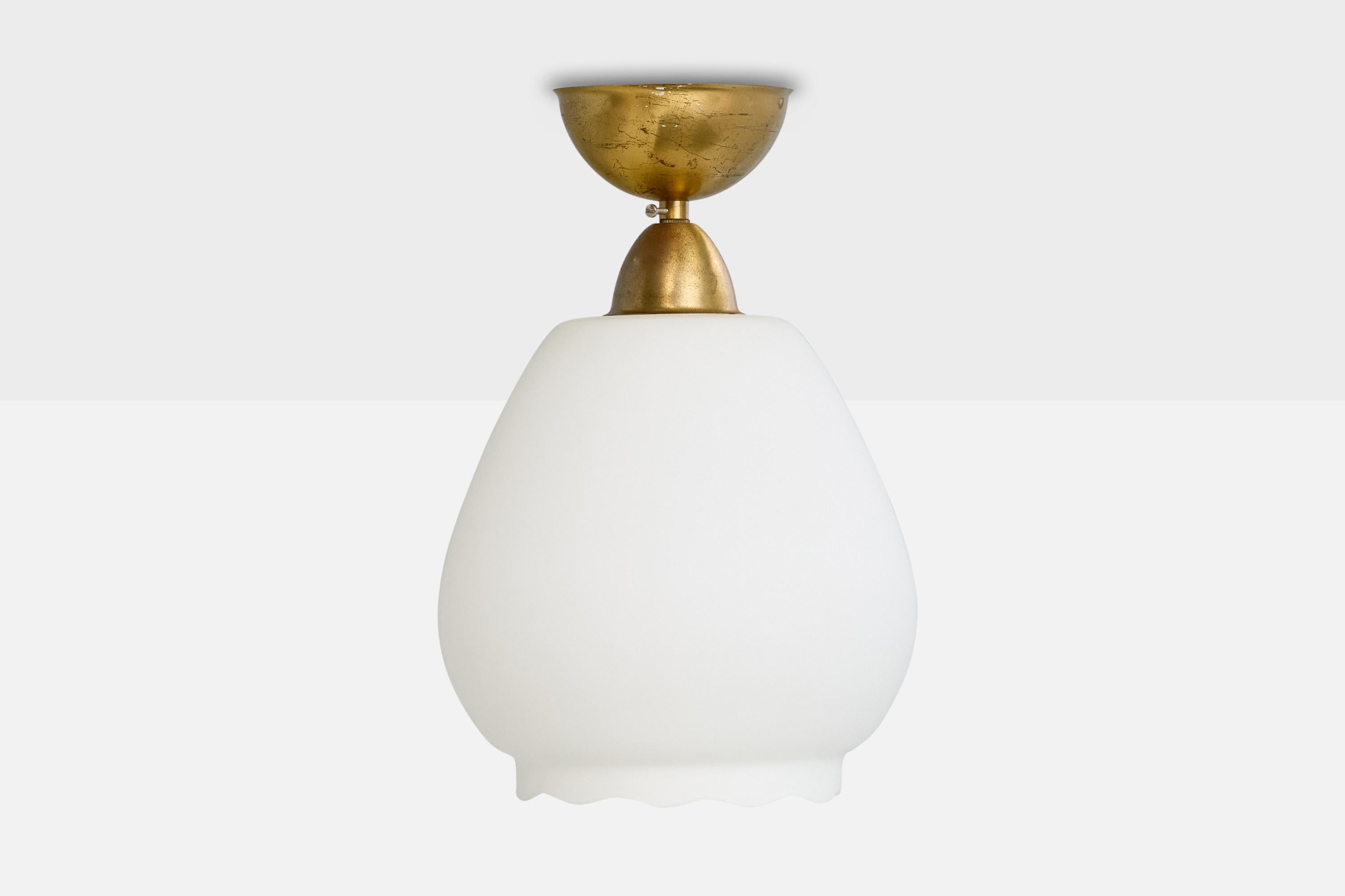 Scandinave moderne Design suédois, lampe à suspension, laiton, verre, Suède, années 1950 en vente