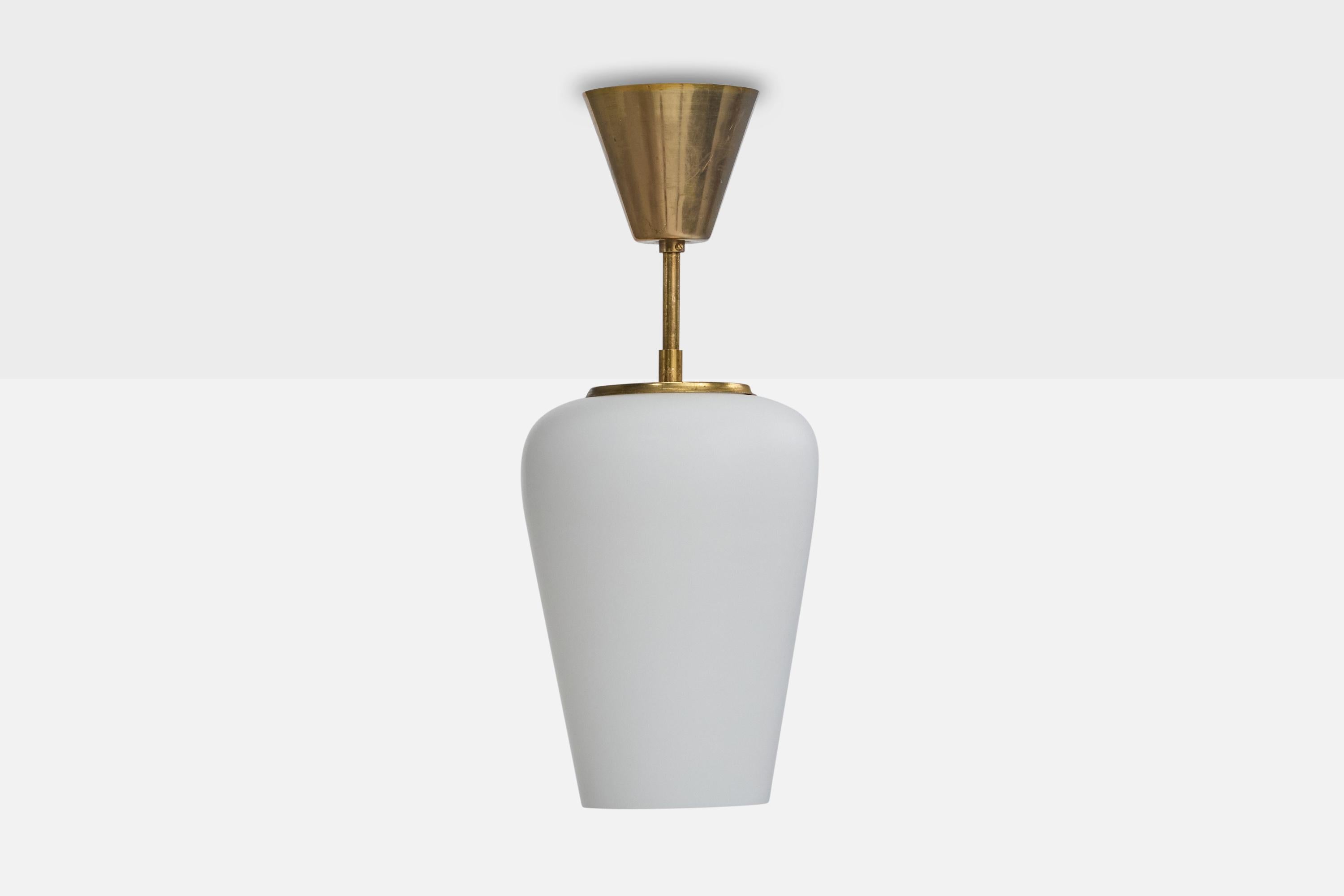 Mid-Century moderno Designer svedese, lampada a sospensione, ottone, vetro, Svezia, anni '1950 in vendita