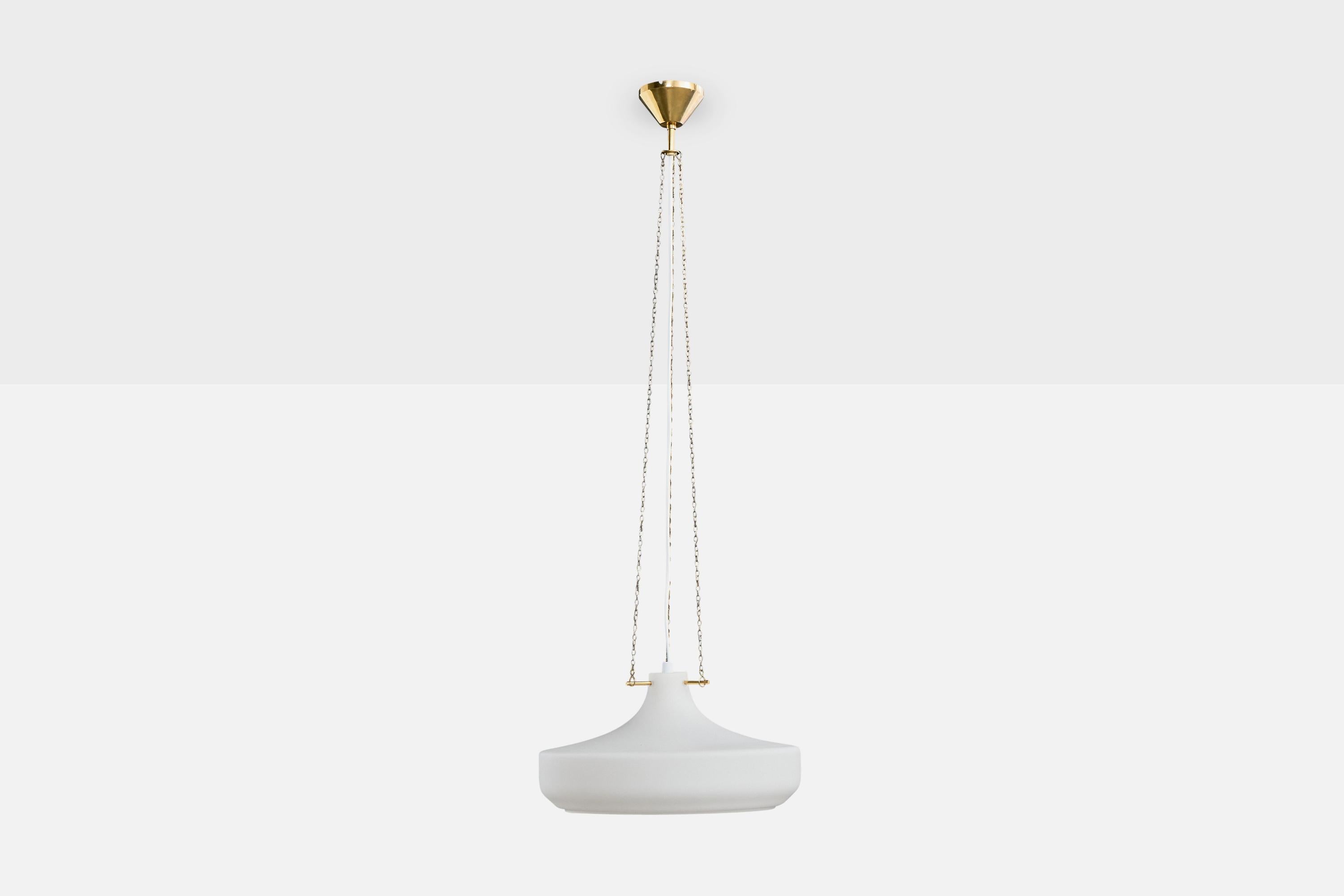 Mid-Century moderno Designer svedese, lampada a sospensione, ottone, vetro, Svezia, anni '1950 in vendita