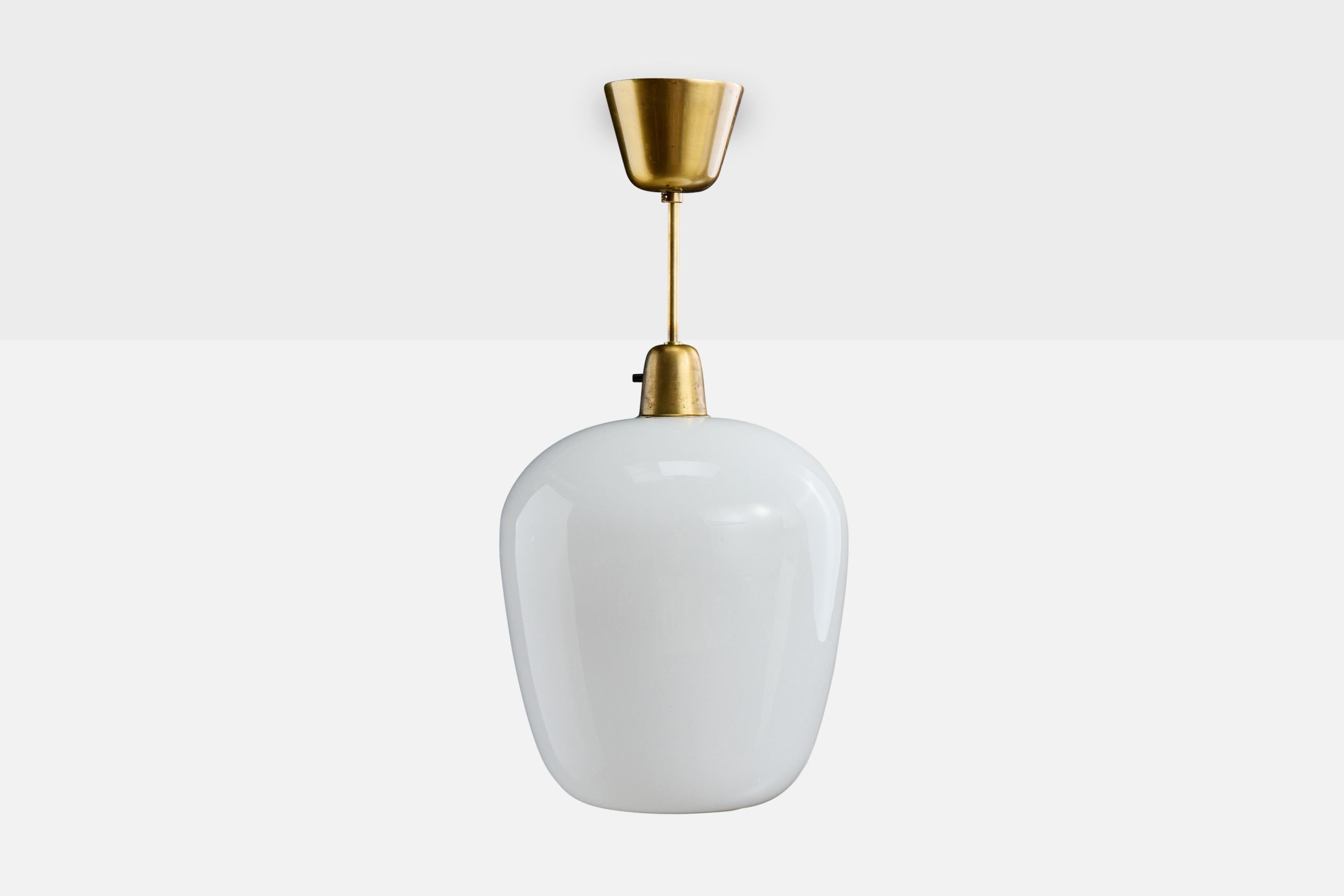 Mid-Century Modern Design suédois, lampe à suspension, laiton, verre, Suède, années 1950 en vente