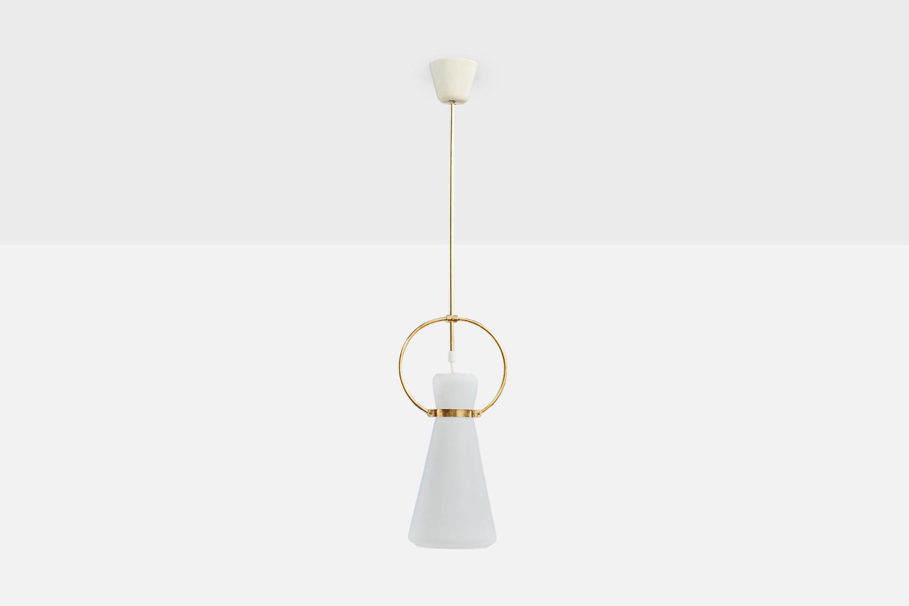 Mid-Century moderno Designer svedese, lampada a sospensione, ottone, vetro, Svezia, anni '1950 in vendita