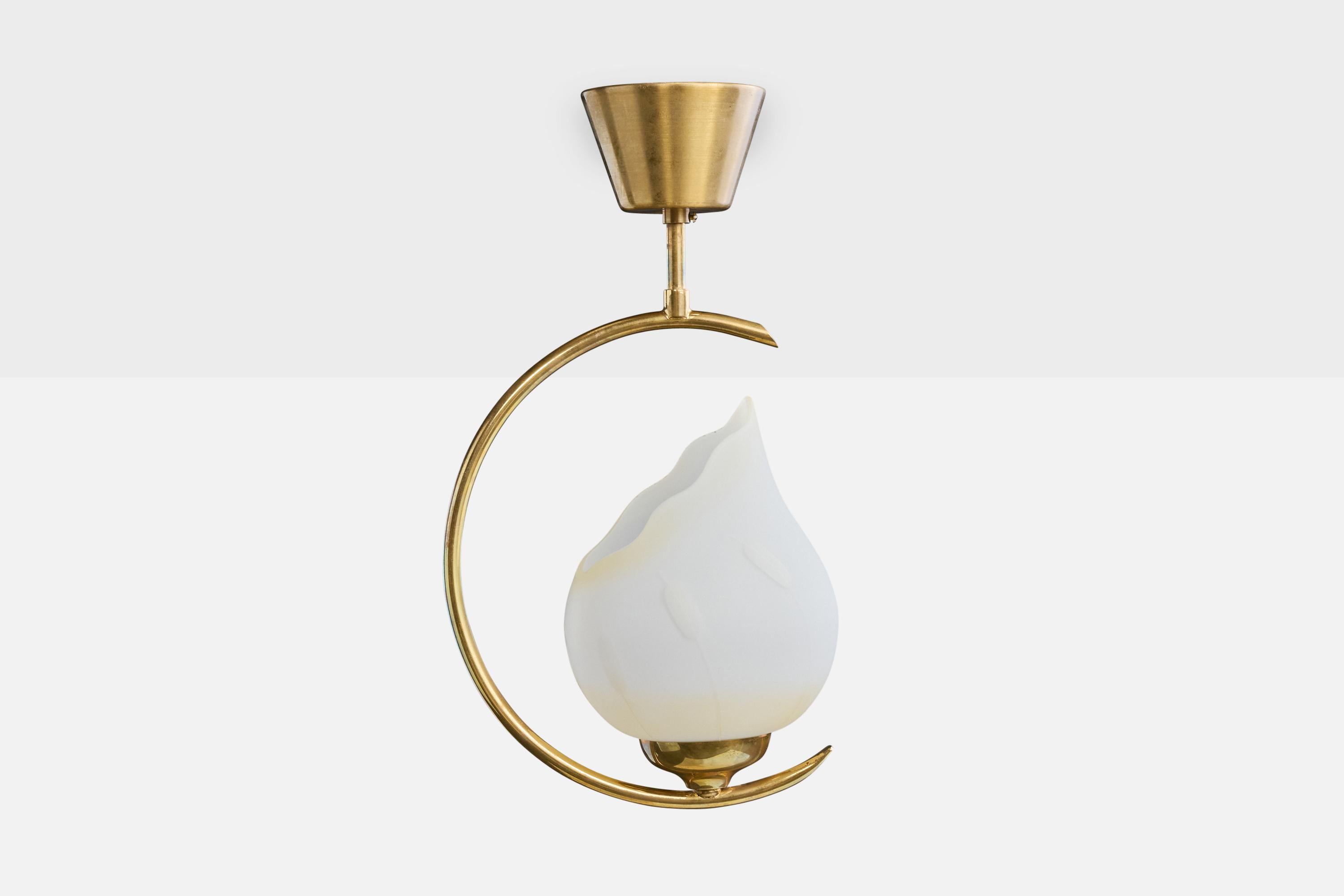 Mid-Century Modern Design suédois, lampe à suspension, laiton, verre, Suède, années 1950 en vente