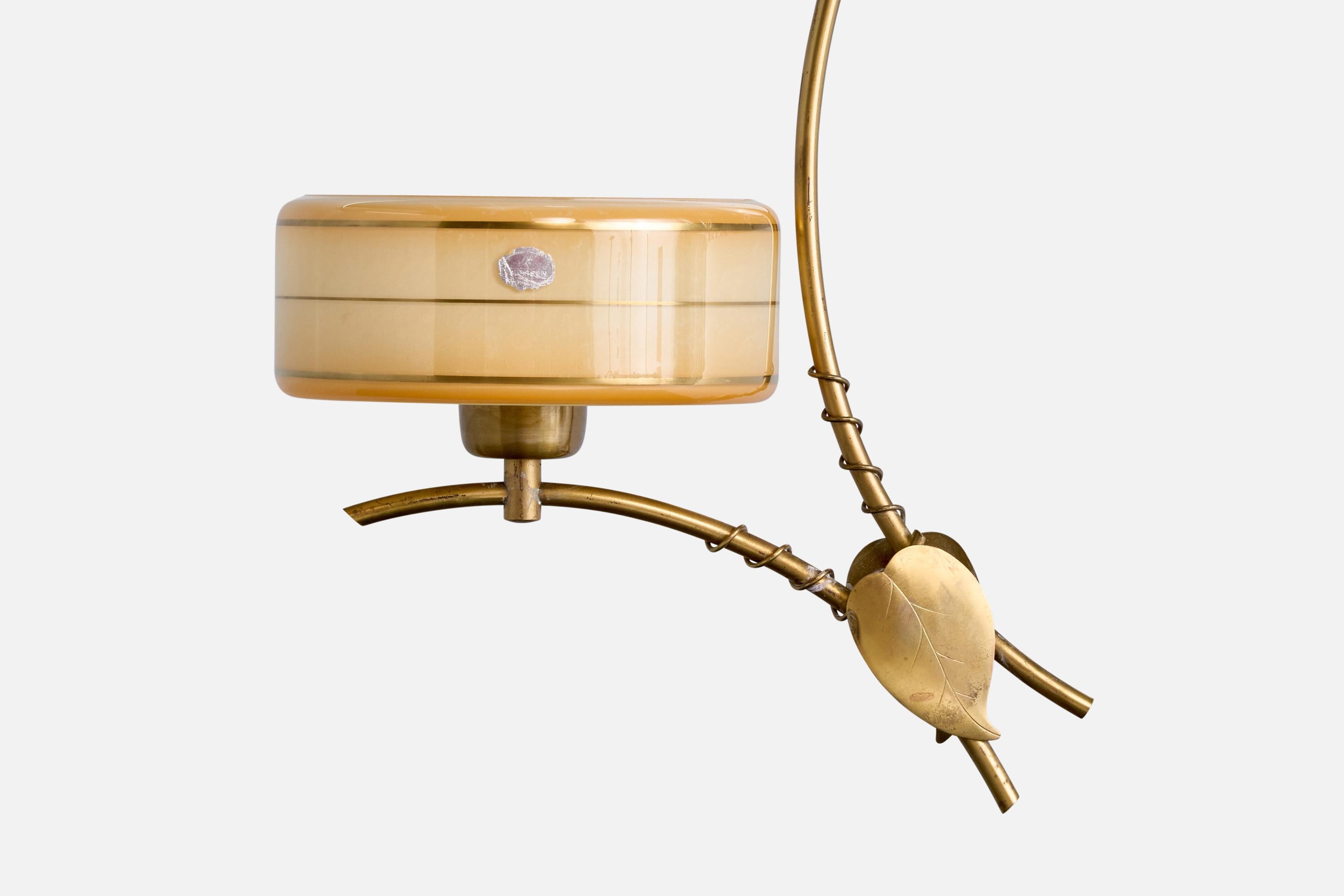 Svedese Designer svedese, lampada a sospensione, ottone, vetro, Svezia, anni '1950 in vendita