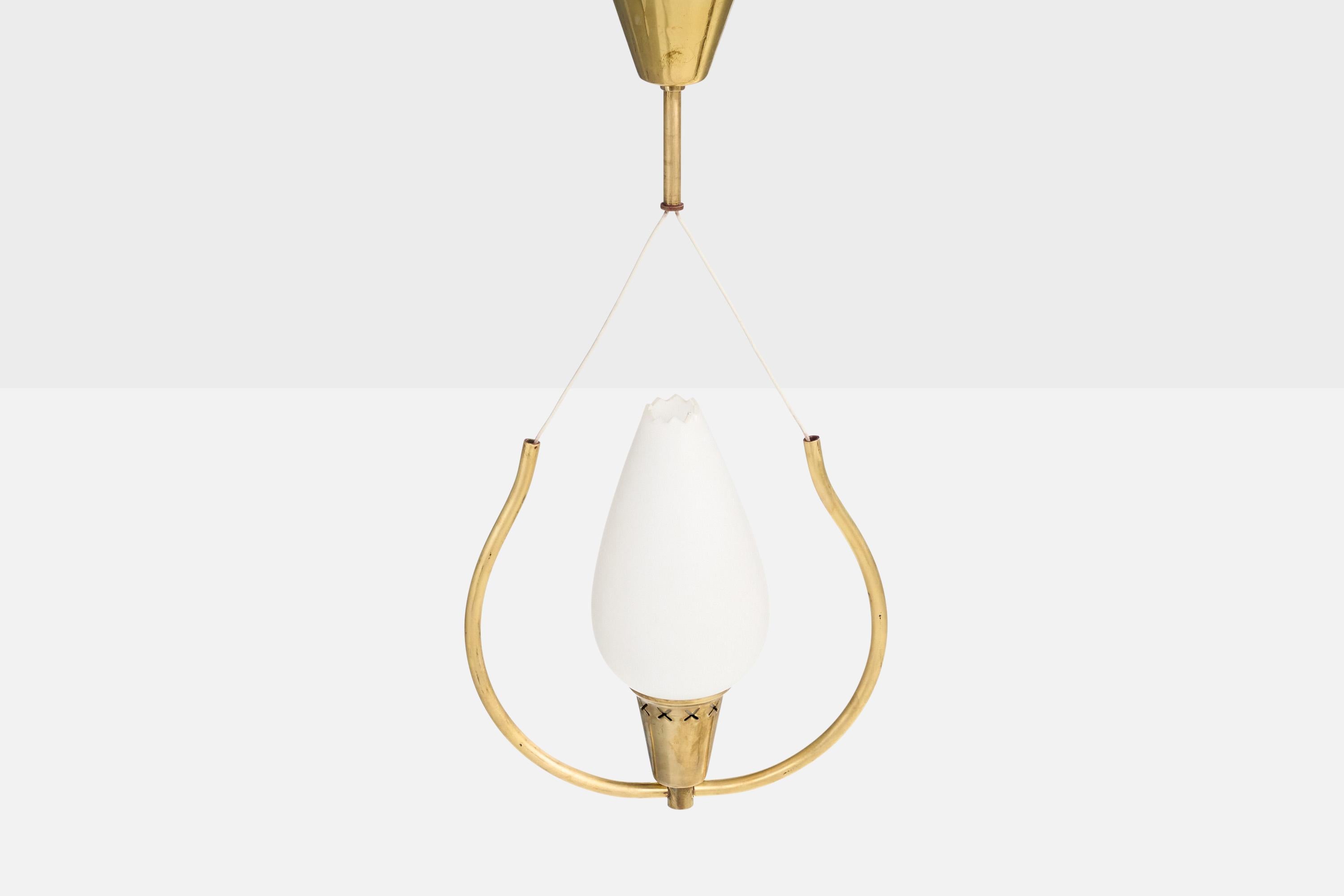 Designer svedese, lampada a sospensione, ottone, vetro, Svezia, anni '1950 In condizioni buone in vendita a High Point, NC