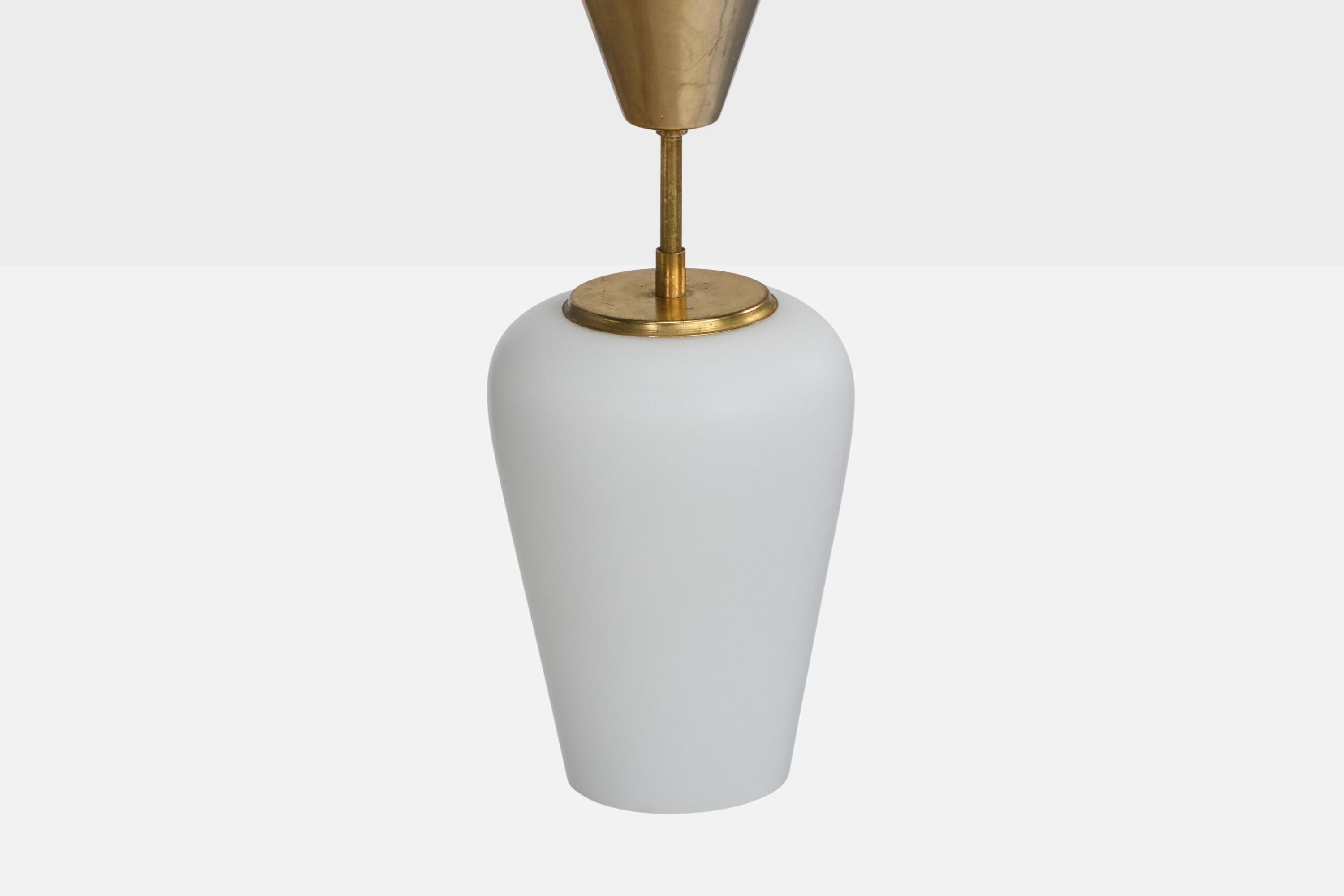 Svedese Designer svedese, lampada a sospensione, ottone, vetro, Svezia, anni '1950 in vendita
