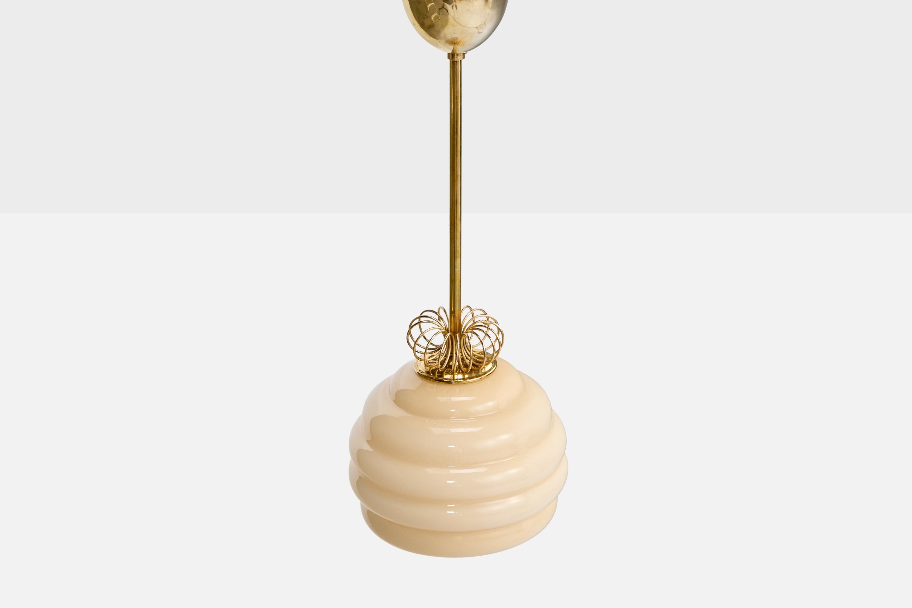 Suédois Design suédois, lampe à suspension, laiton, verre, Suède, années 1950 en vente