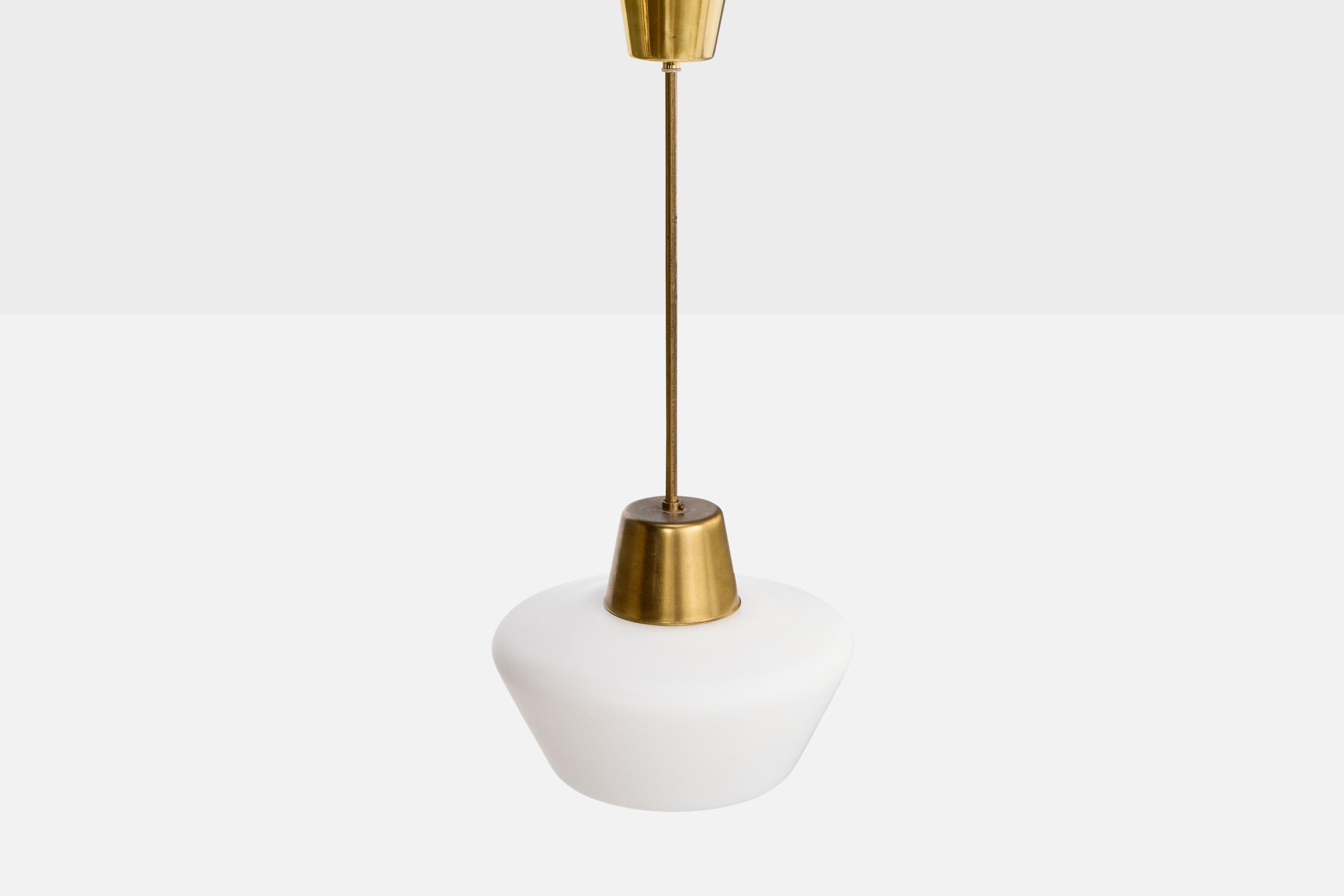 Suédois Design suédois, lampe à suspension, laiton, verre, Suède, années 1950 en vente