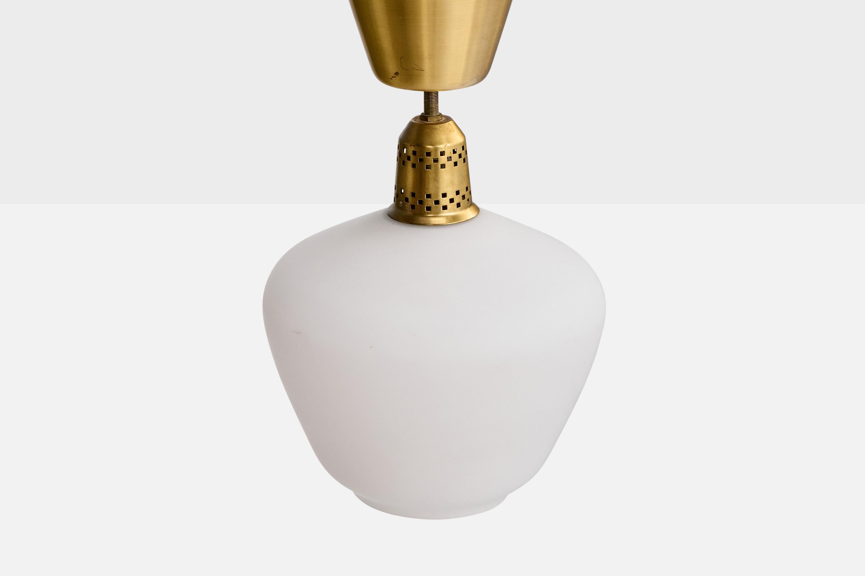 Schwedische Designer-Hängelampe, Messing, Glas, Schweden, 1950er Jahre im Zustand „Gut“ im Angebot in High Point, NC