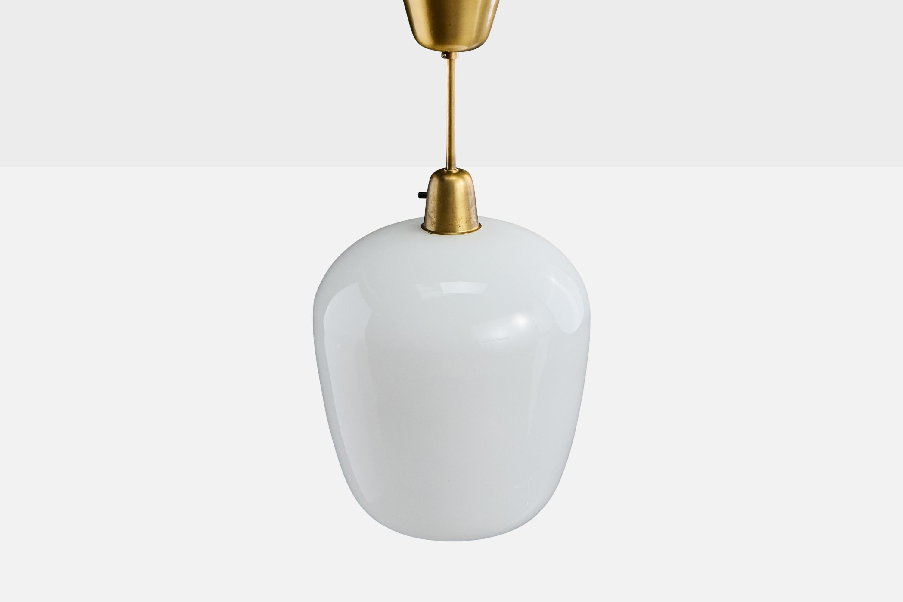 Suédois Design suédois, lampe à suspension, laiton, verre, Suède, années 1950 en vente